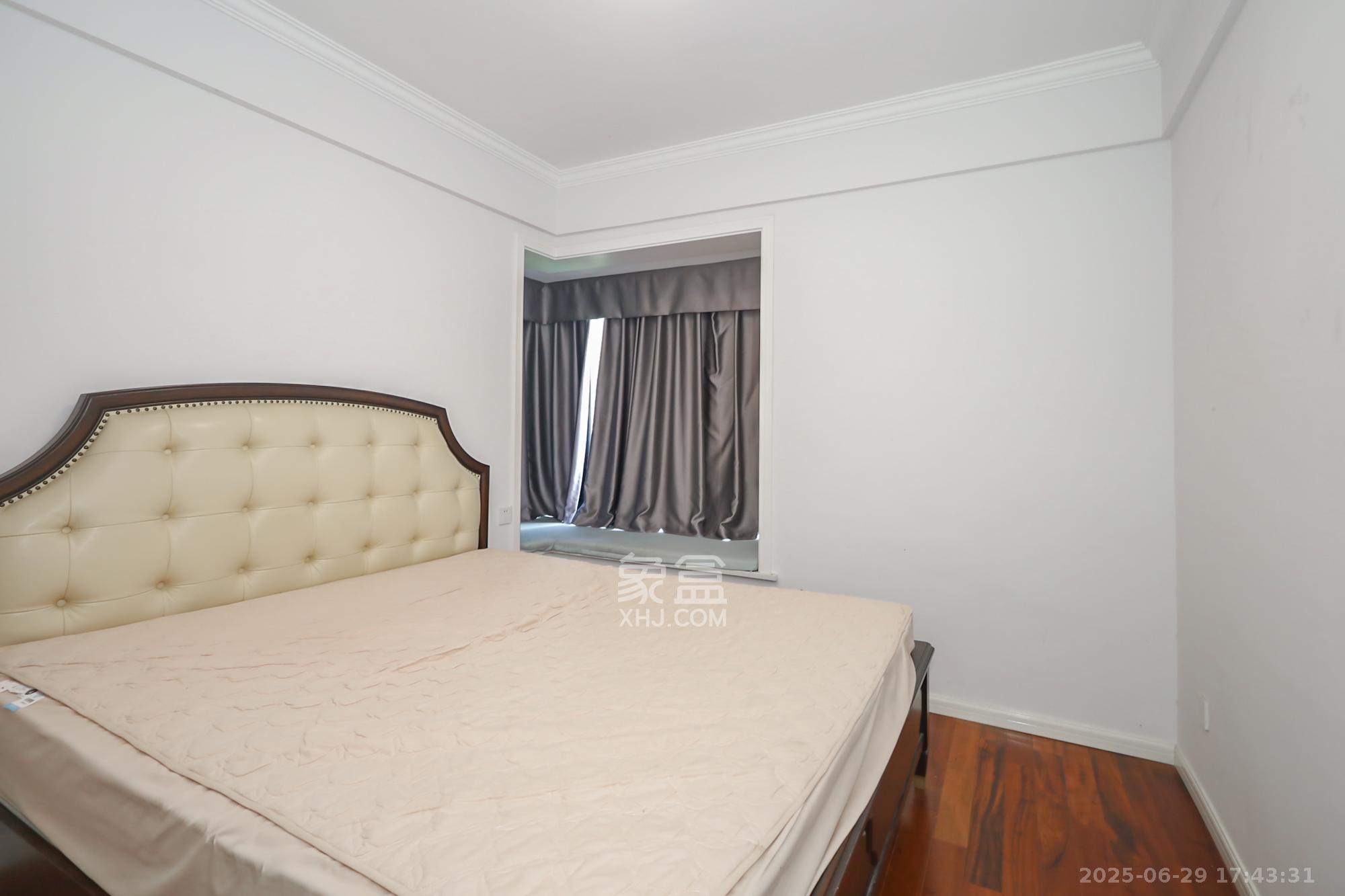 保利西海岸B区  3室2厅2卫    180.0万 保利西海岸B区  3室2厅2卫    180.0万卧室