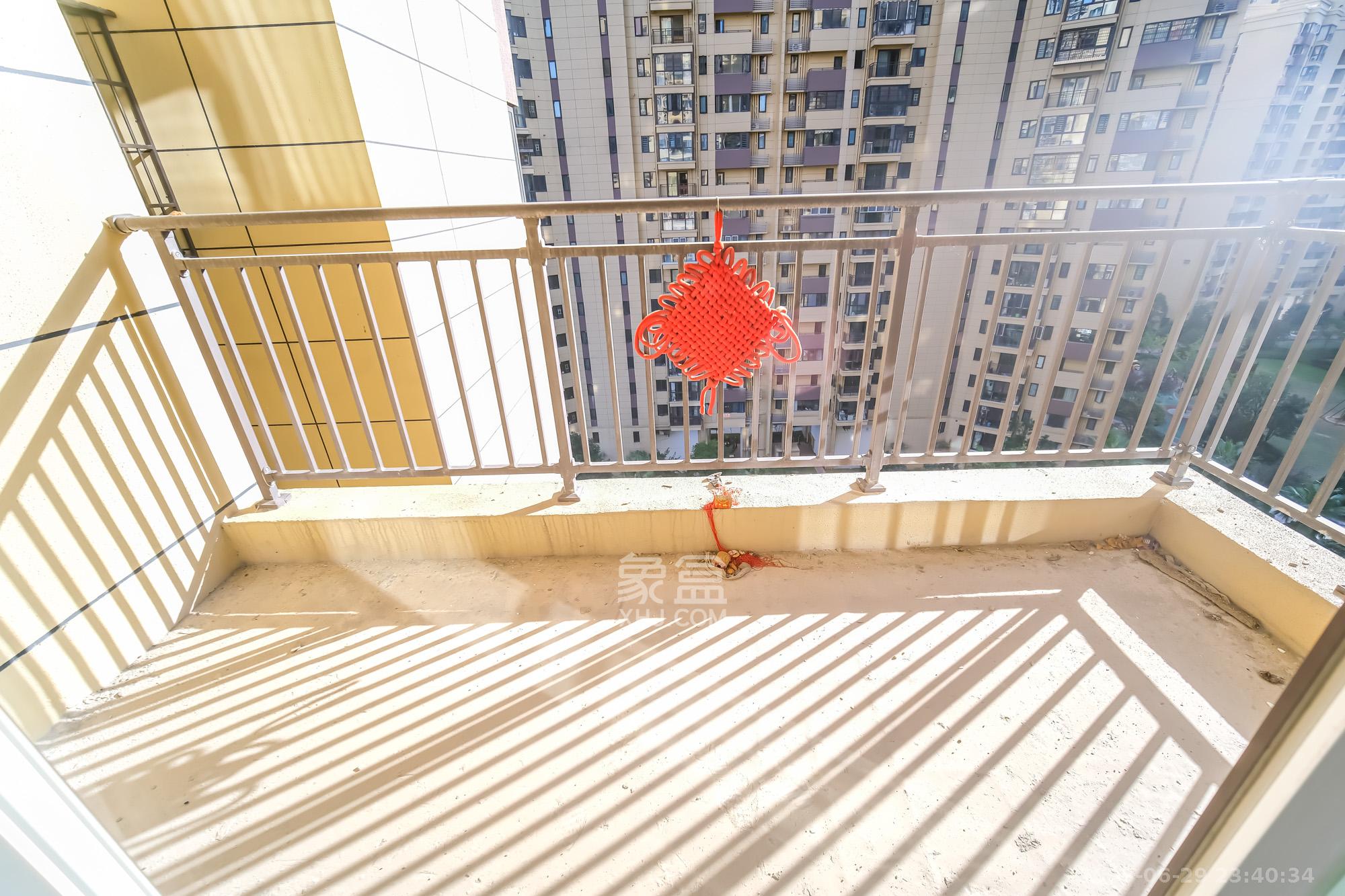 保利香槟国际  4室2厅2卫    105.0万阳台