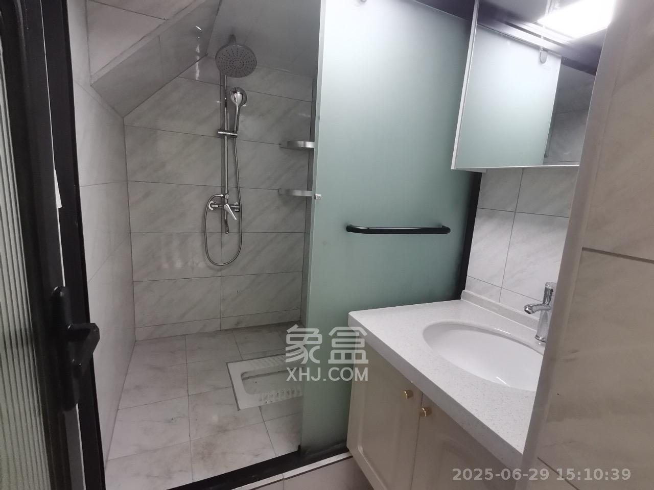 卓越中寰  2室1厅1卫    2400.0元/月室内图