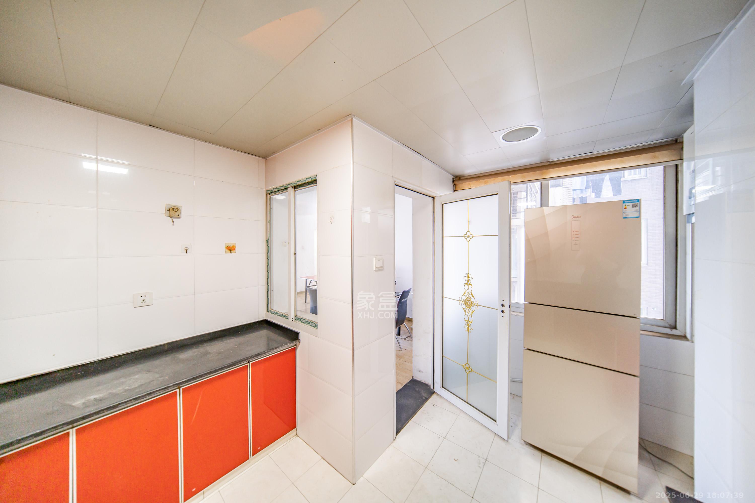 岳麓现代城 3室2厅2卫 190.0万 岳麓现代城 3室2厅2卫 190.0万厨房