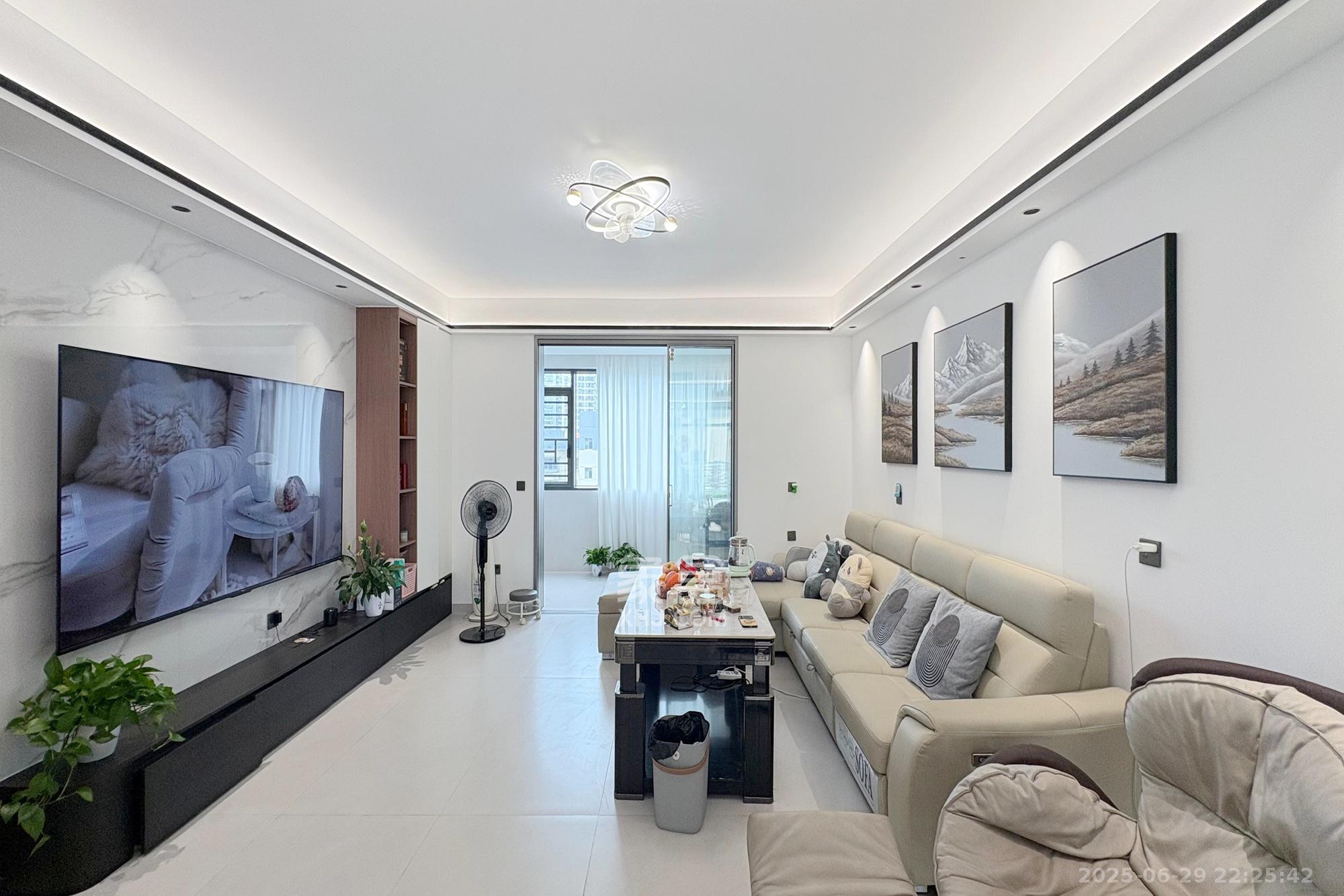 三角花园星城  3室2厅2卫    238.0万客厅