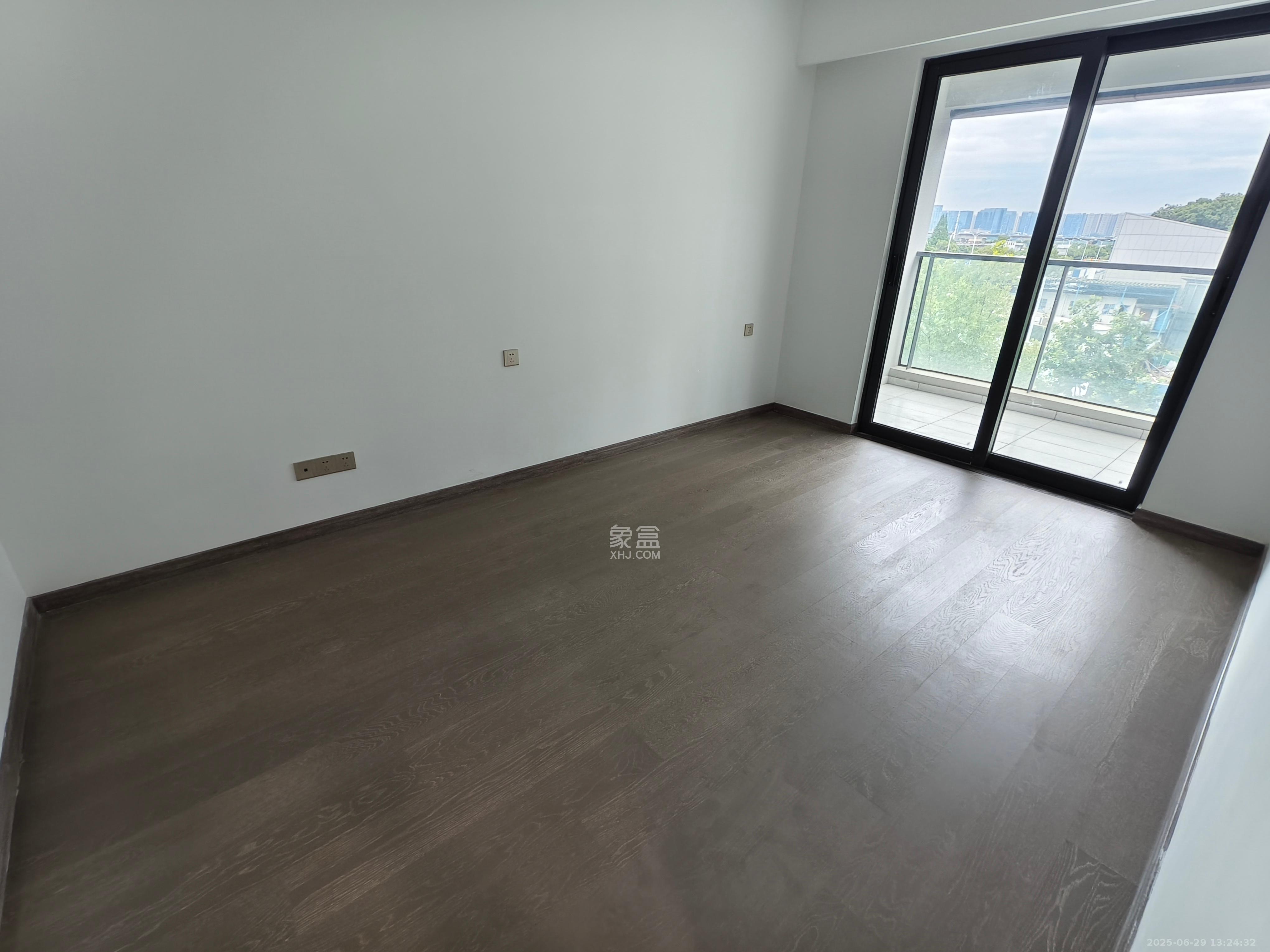 江悦和鸣  4室2厅2卫    5800.0元/月