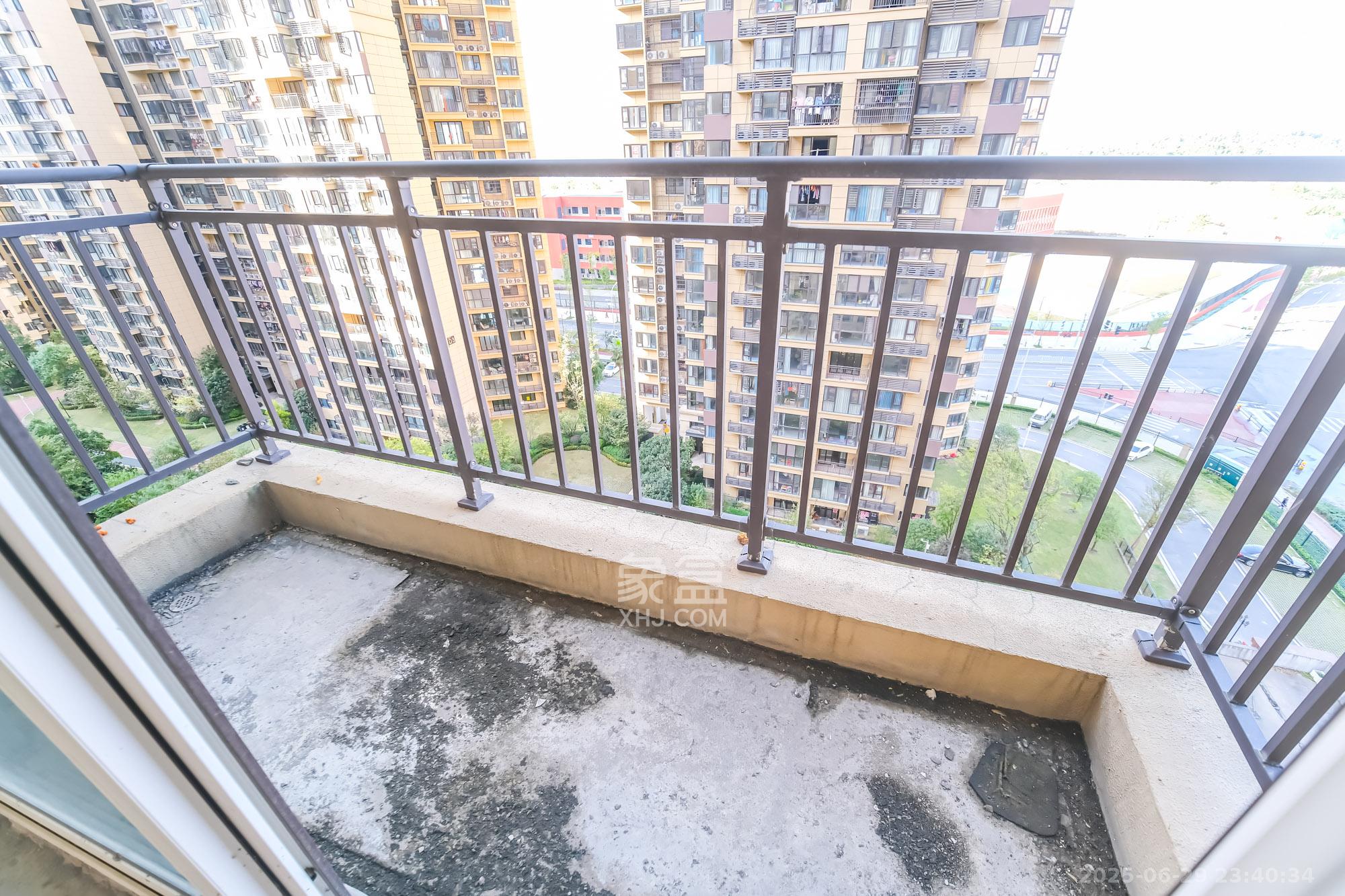 保利香槟国际  4室2厅2卫    105.0万阳台