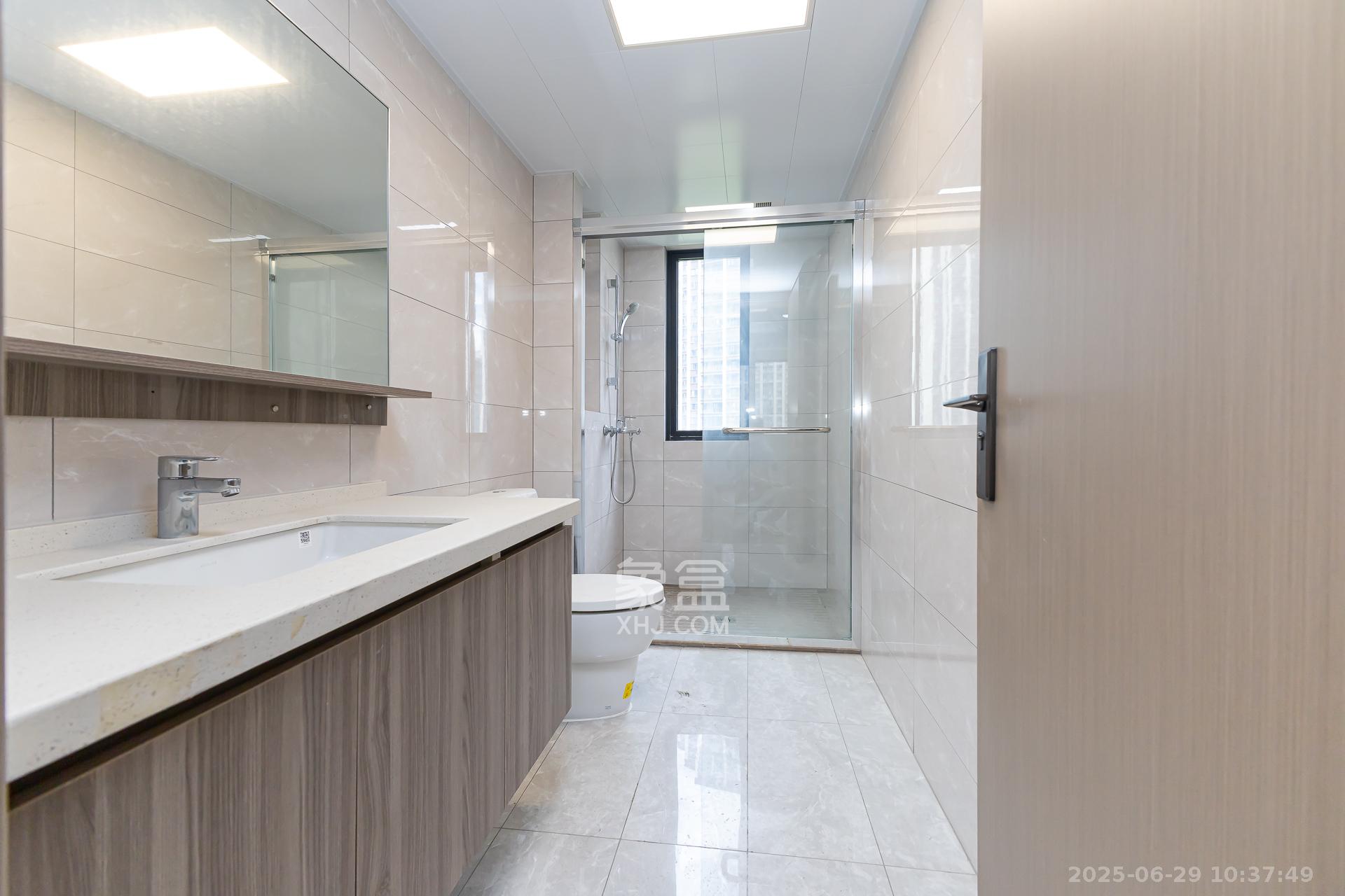 金富湘江悦城 4室2厅2卫 140.0万 金富湘江悦城 4室2厅2卫 140.0万卫生间