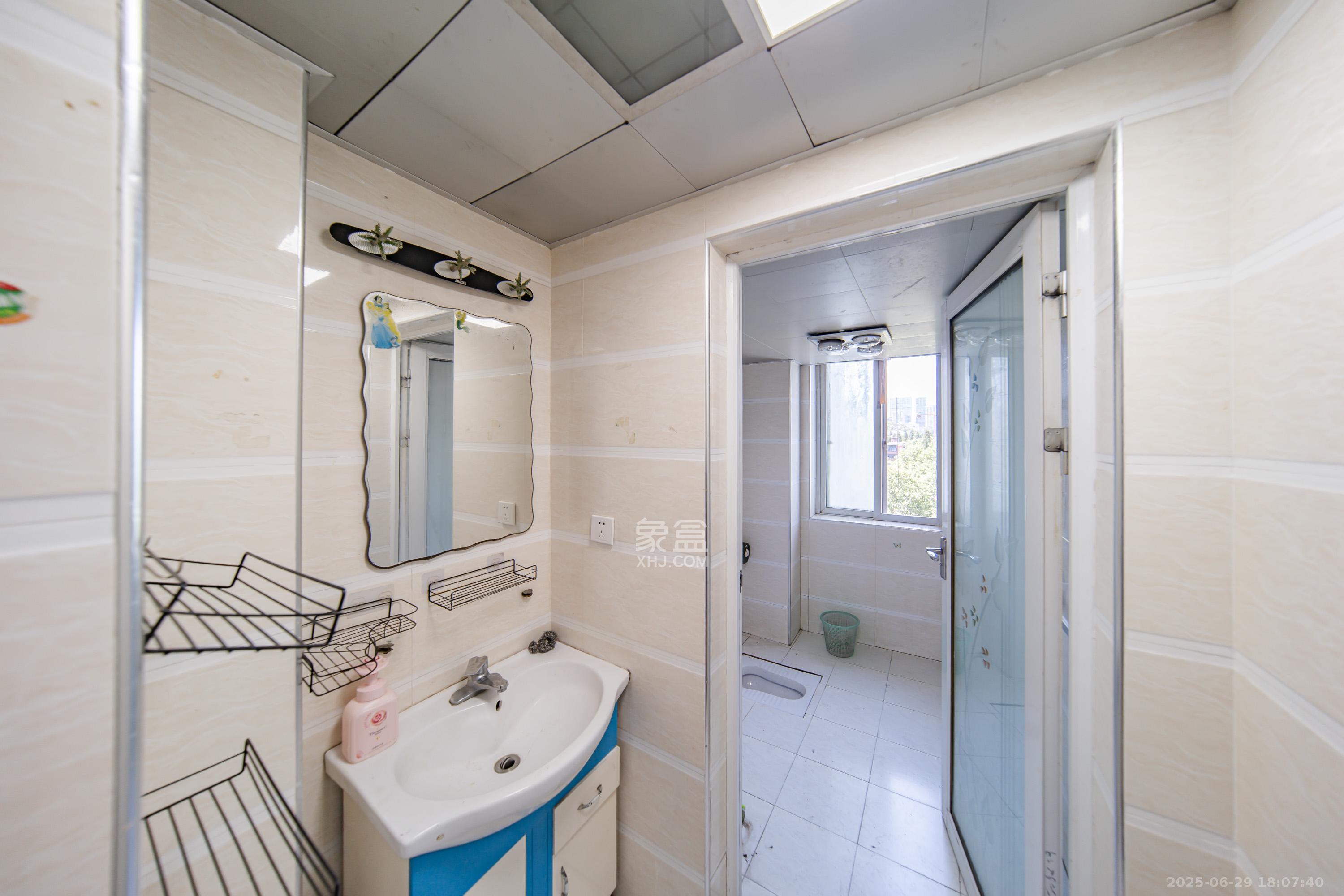 岳麓现代城 3室2厅2卫 190.0万 岳麓现代城 3室2厅2卫 190.0万卫生间