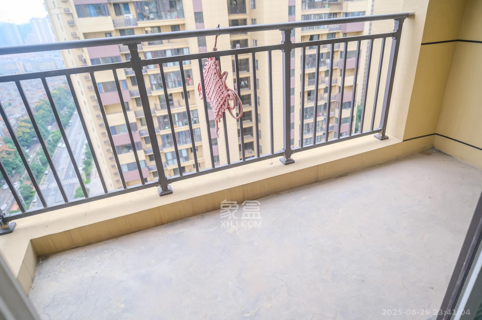 保利香槟国际  3室2厅1卫    70.0万阳台