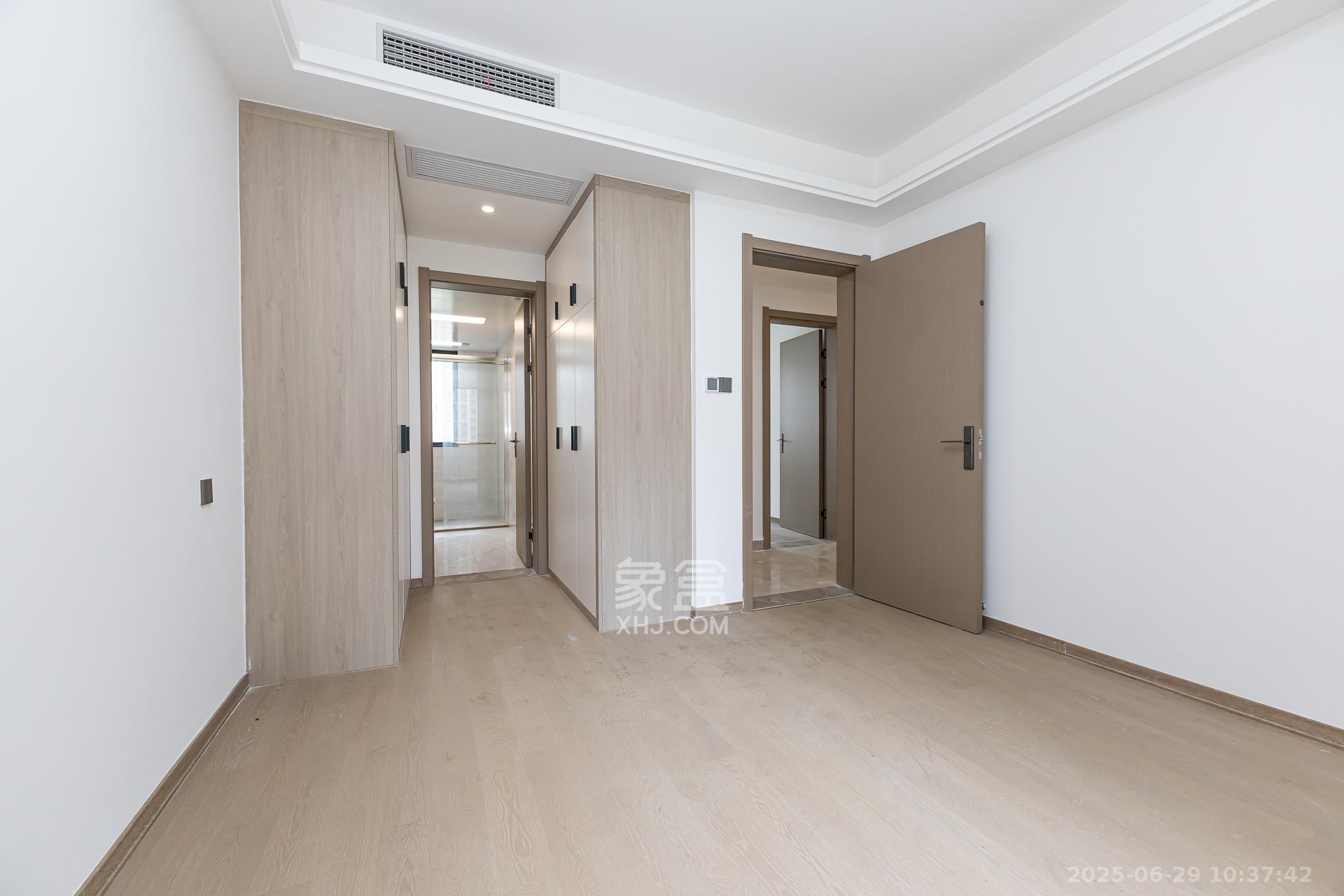 金富湘江悦城 4室2厅2卫 140.0万 金富湘江悦城 4室2厅2卫 140.0万卧室