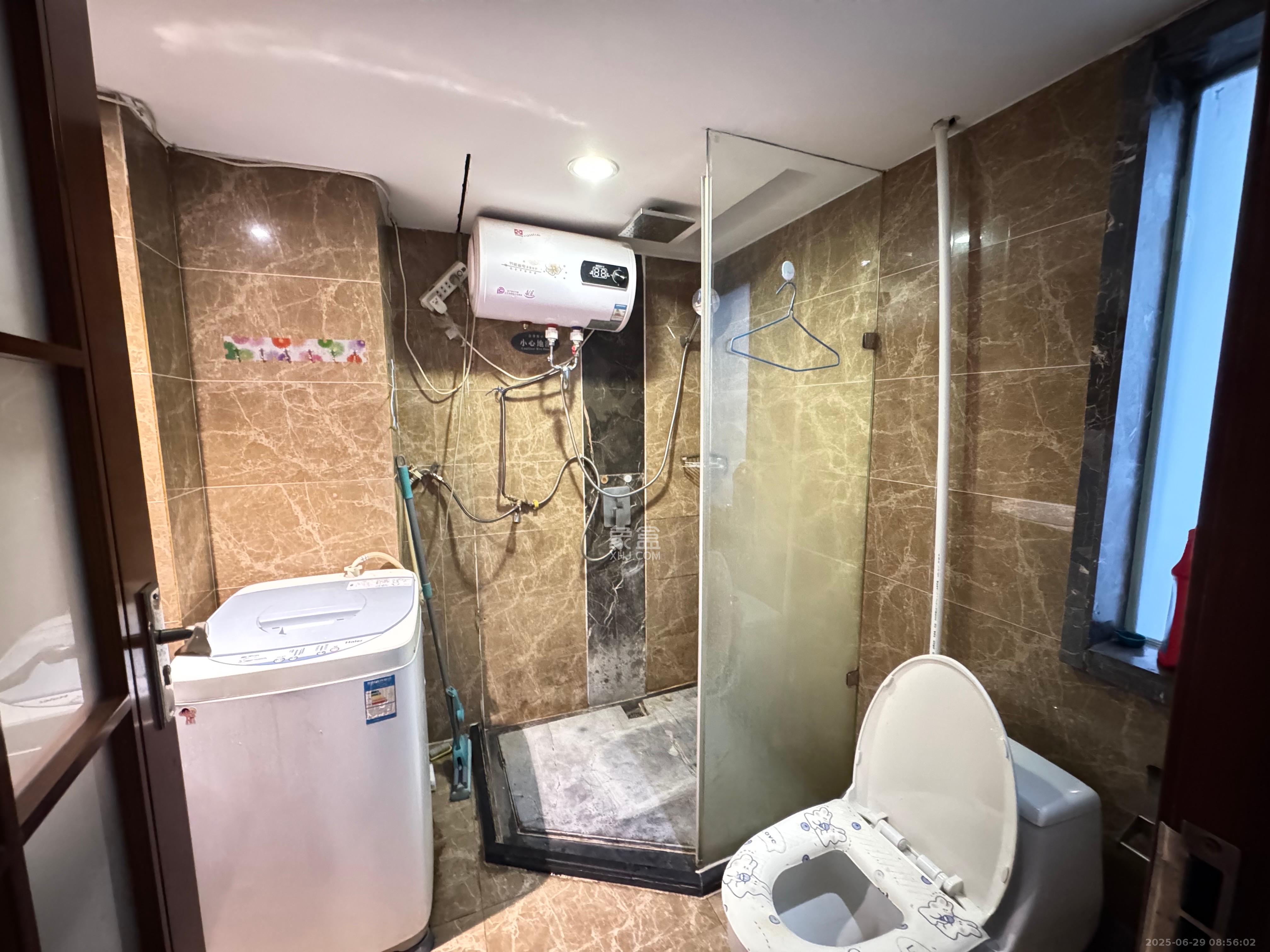 山水华景  1室1厅1卫   1300.00元/月室内图