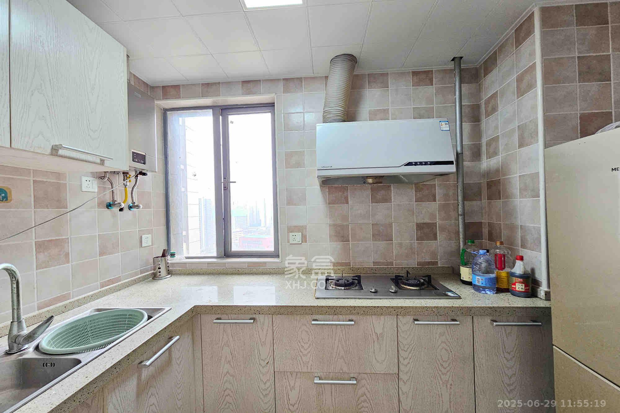 嘉宇盛世华章 3室2厅1卫 2600.0元/月 嘉宇盛世华章 3室2厅1卫 2600.0元/月室内图