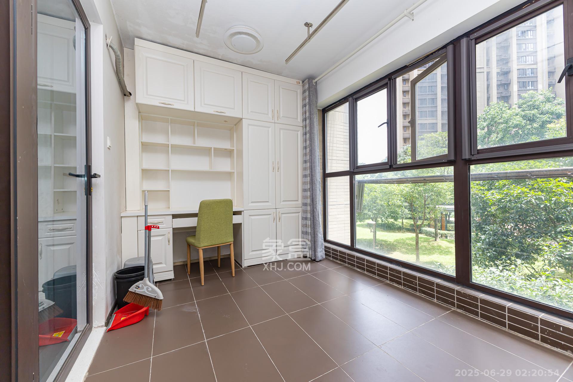 时代倾城二期  2室2厅1卫    64.5万 时代倾城二期  2室2厅1卫    64.5万阳台