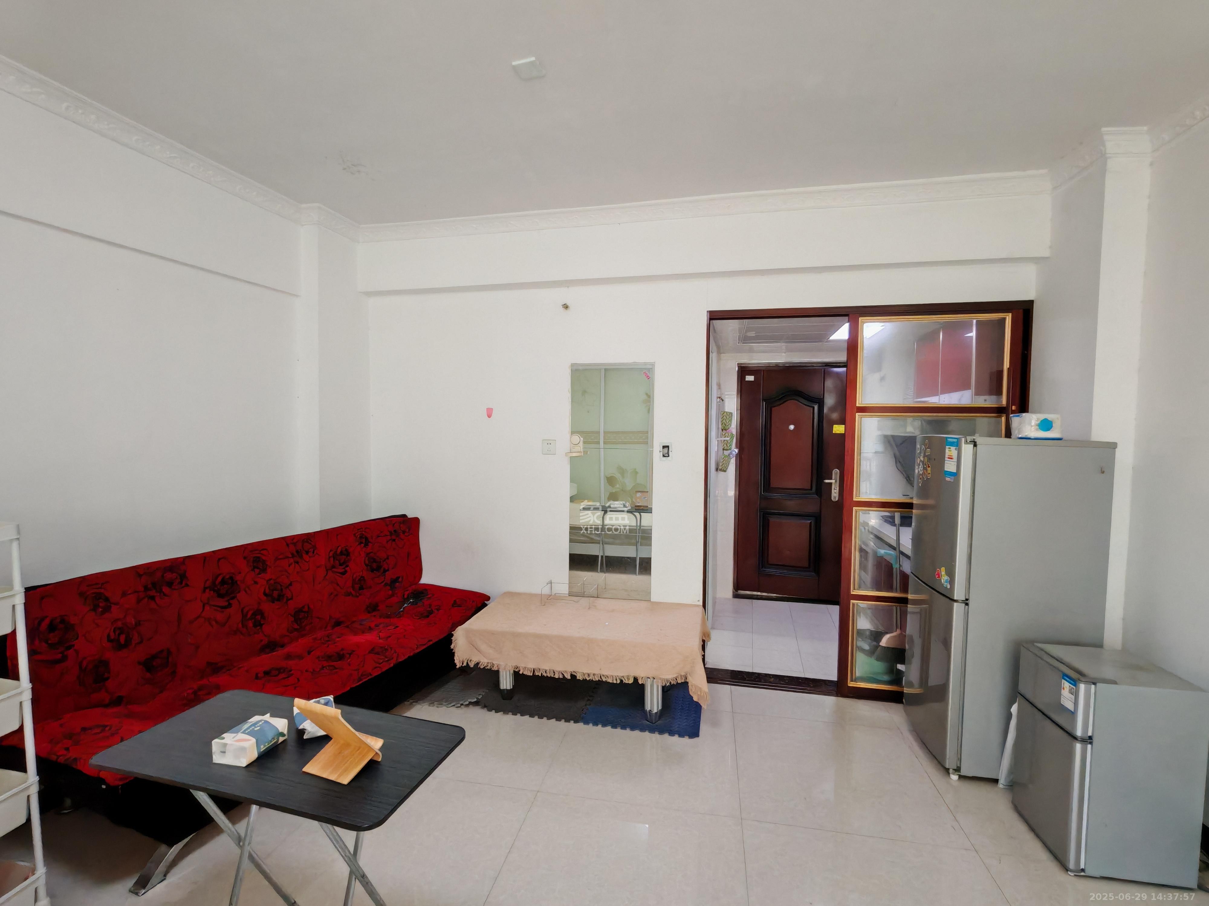 钱隆樽品(一、二、三期)  1室1厅1卫    1300.0元/月 钱隆樽品(一、二、三期)  1室1厅1卫    1300.0元/月室内图