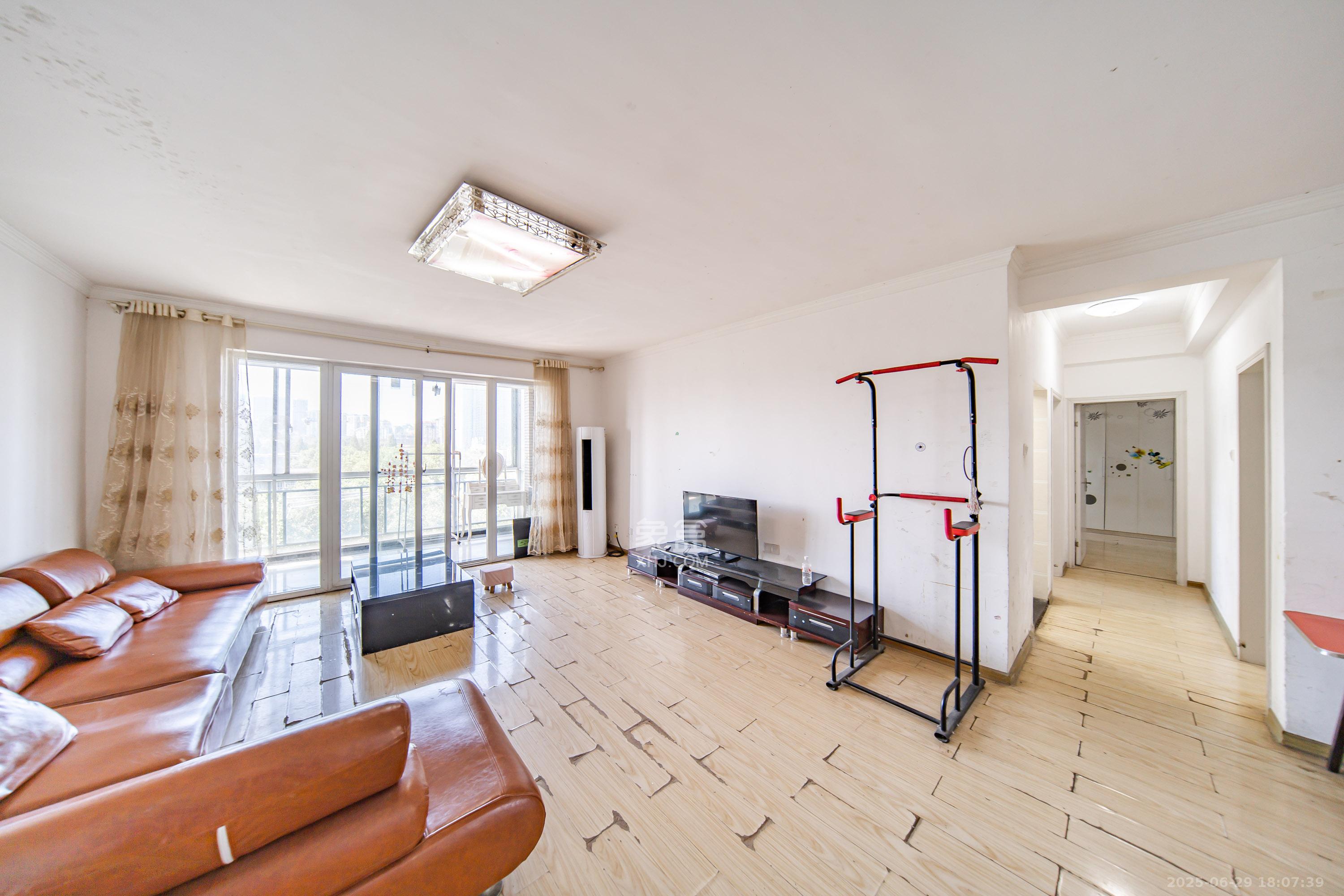 岳麓现代城 3室2厅2卫 190.0万 岳麓现代城 3室2厅2卫 190.0万客厅