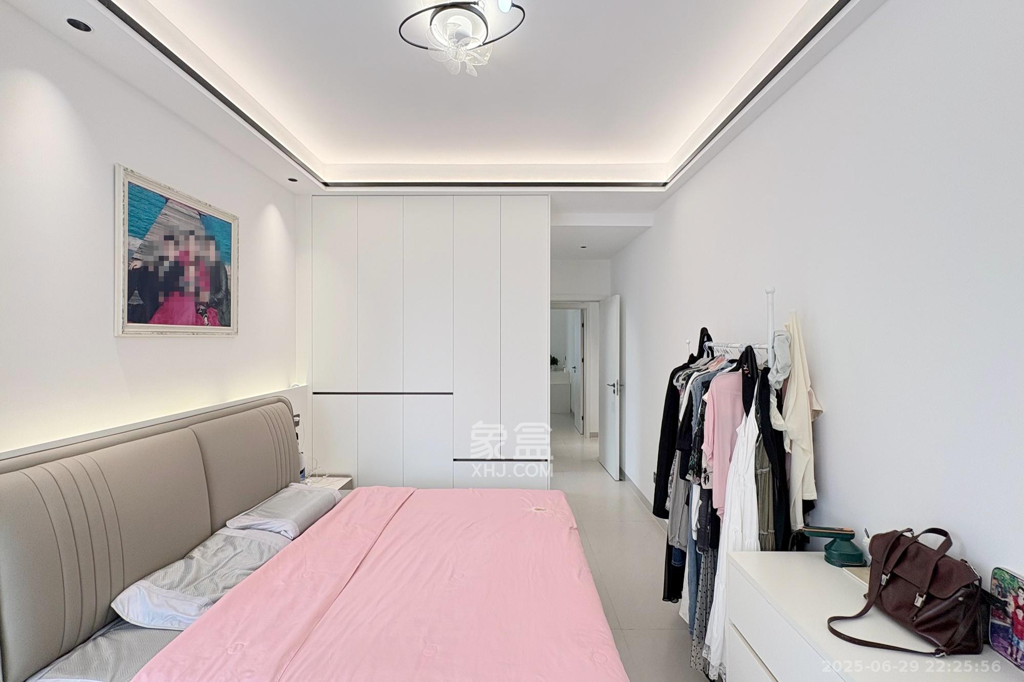 三角花园星城  3室2厅2卫    238.0万卧室