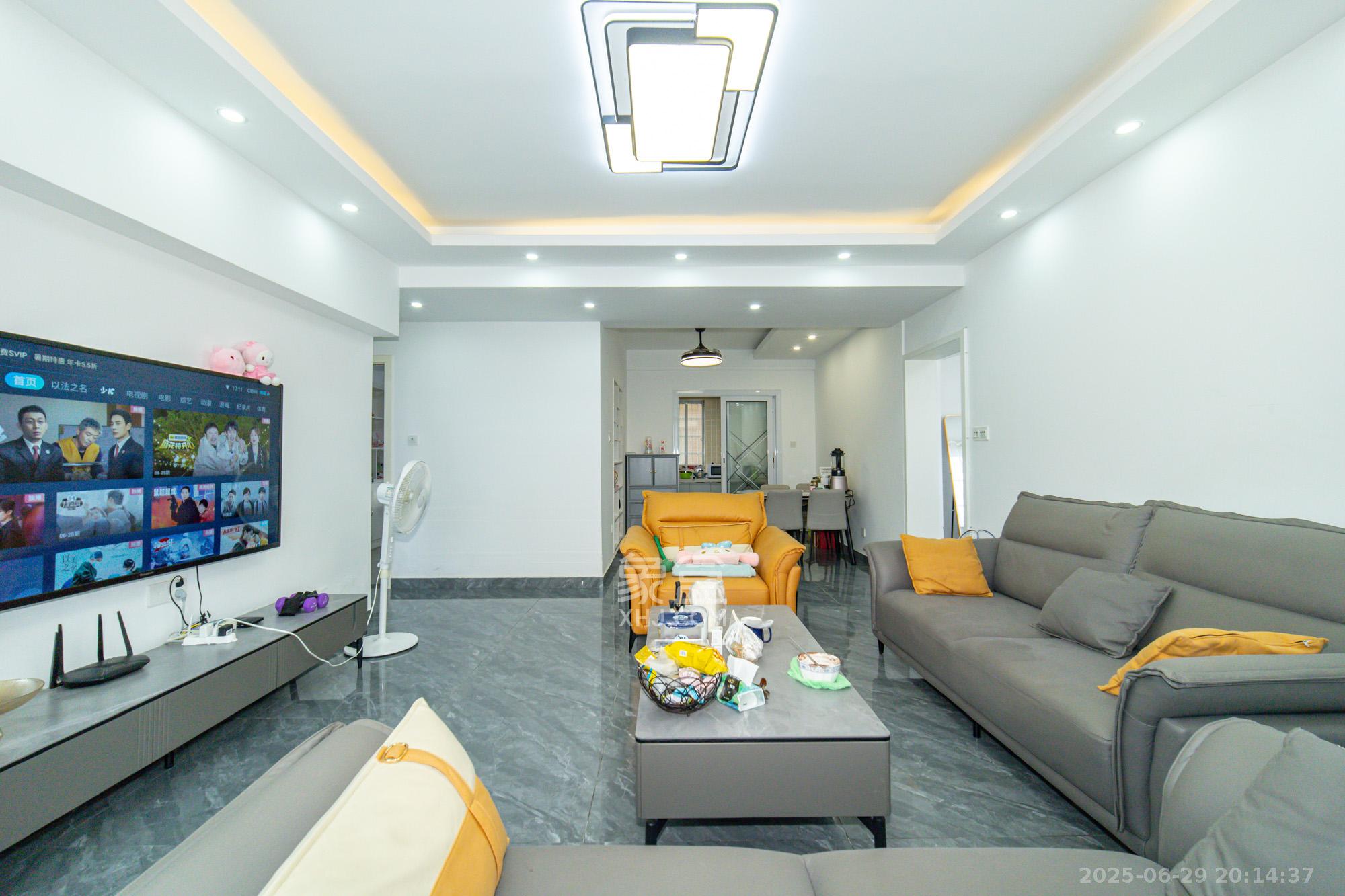 高林金三华邸  3室2厅2卫    65.0万 高林金三华邸  3室2厅2卫    65.0万客厅