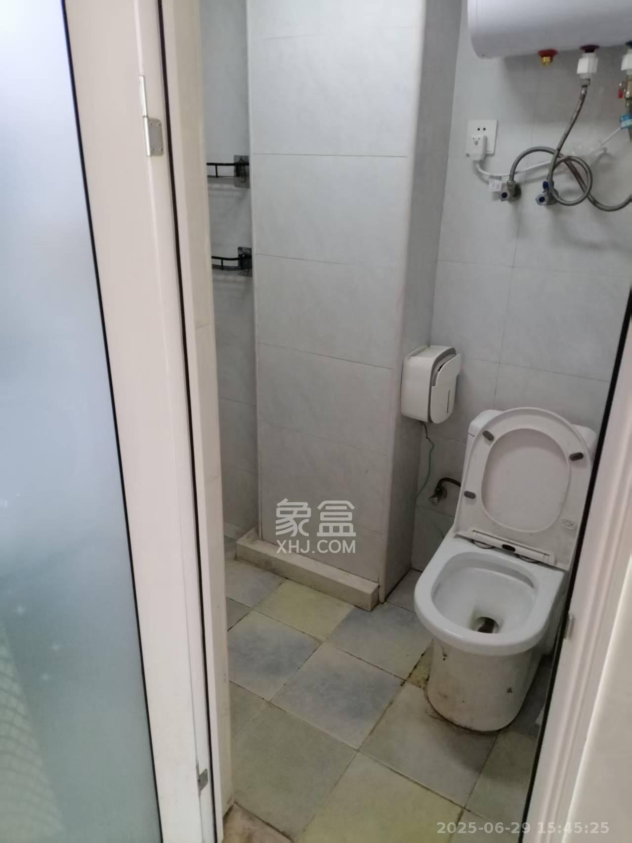 好莱城(弘德西街)  1室1厅1卫    1300.0元/月 好莱城(弘德西街)  1室1厅1卫    1300.0元/月室内图