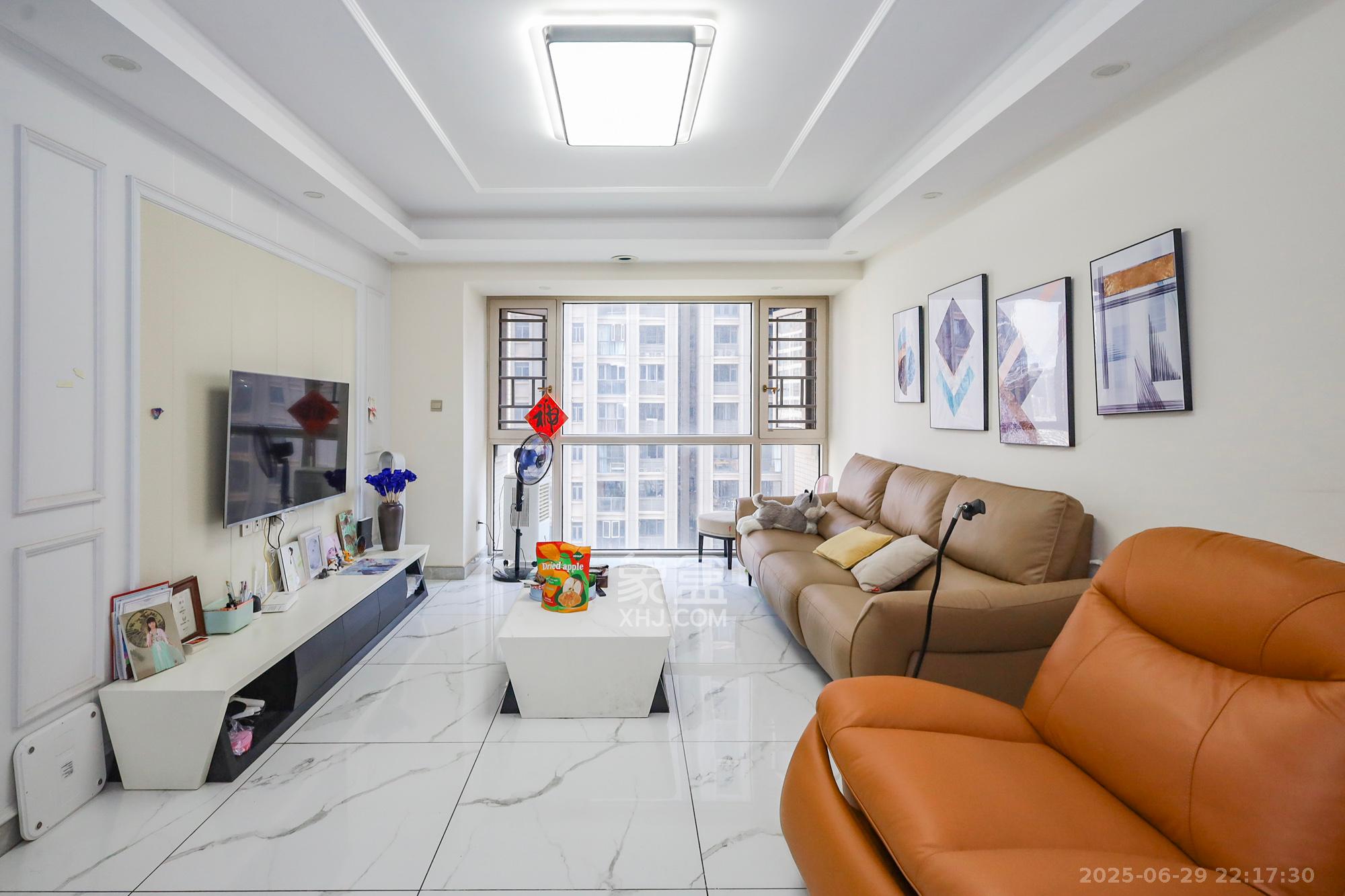 八方小区C区 3室2厅2卫 325.0万 八方小区C区 3室2厅2卫 325.0万客厅