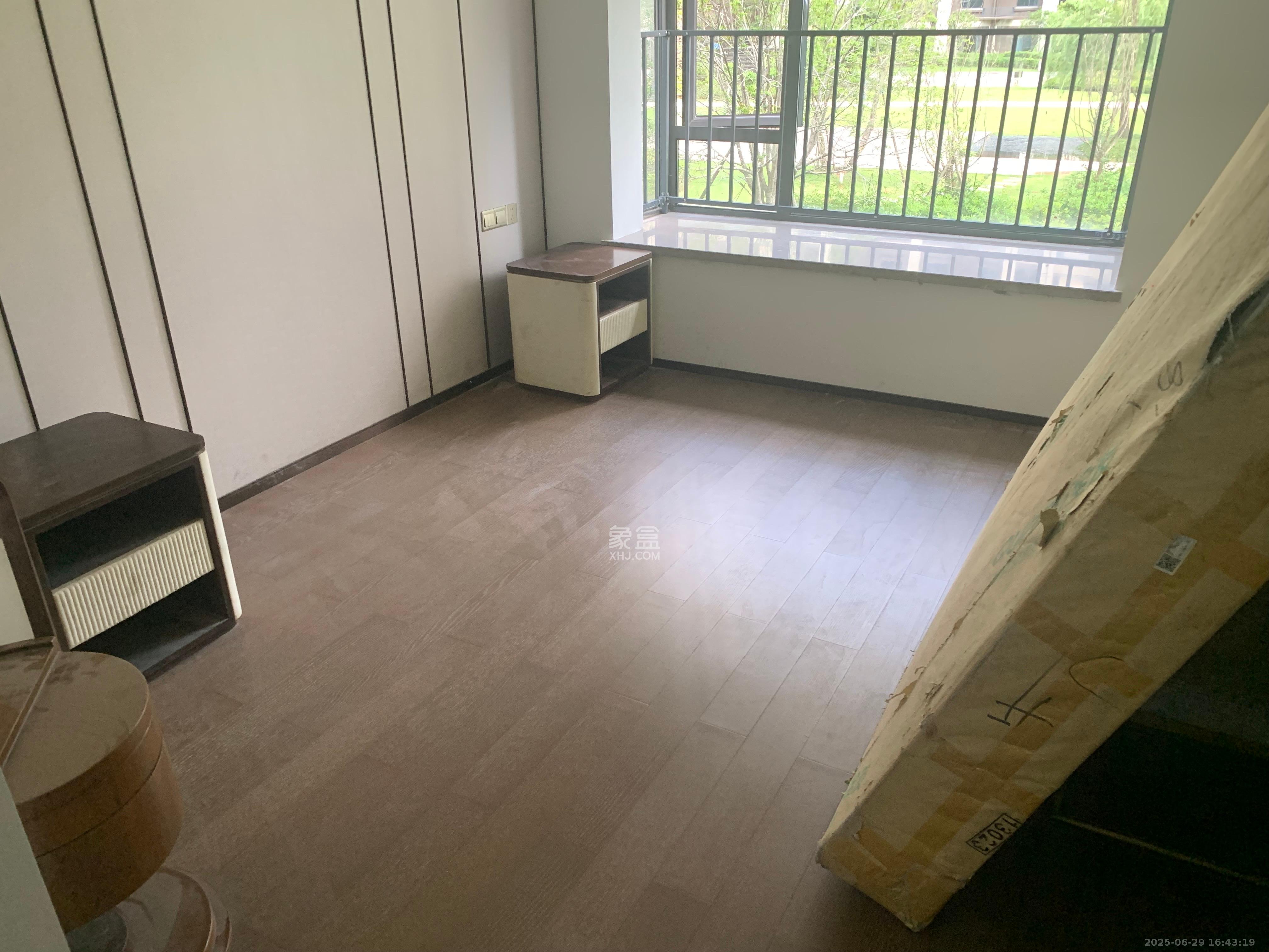 荣盛城  4室2厅2卫   2600.00元/月室内图