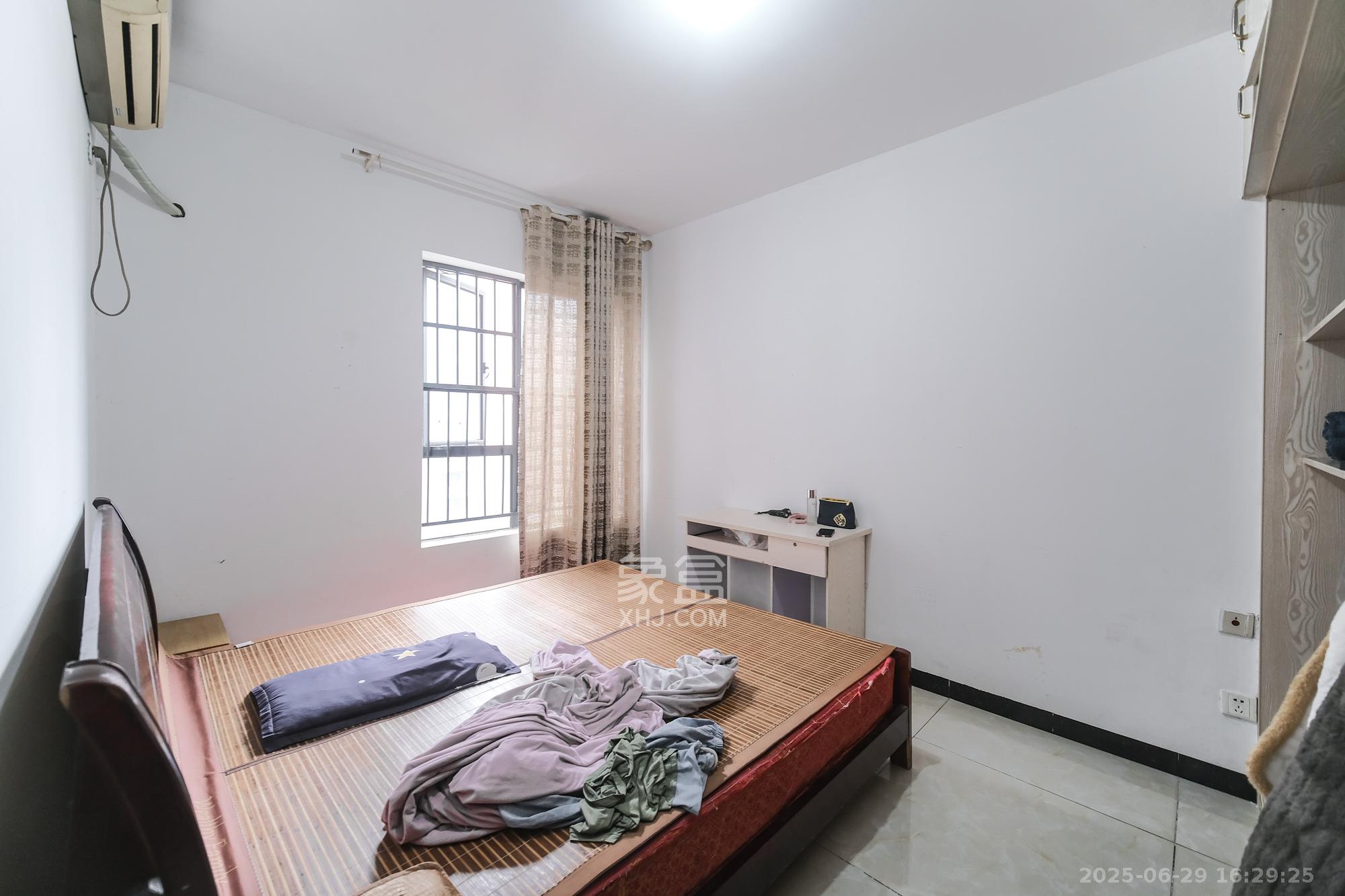 三一街区  3室2厅1卫    62.0万卧室