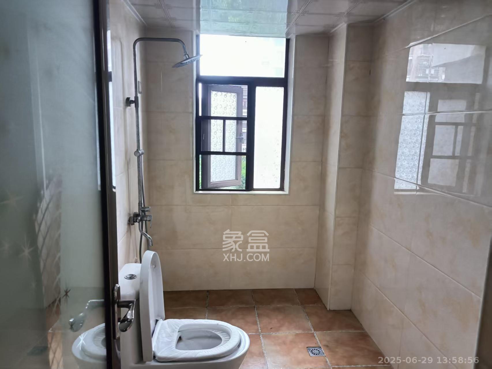水岸世景  3室2厅2卫   2400.00元/月室内图