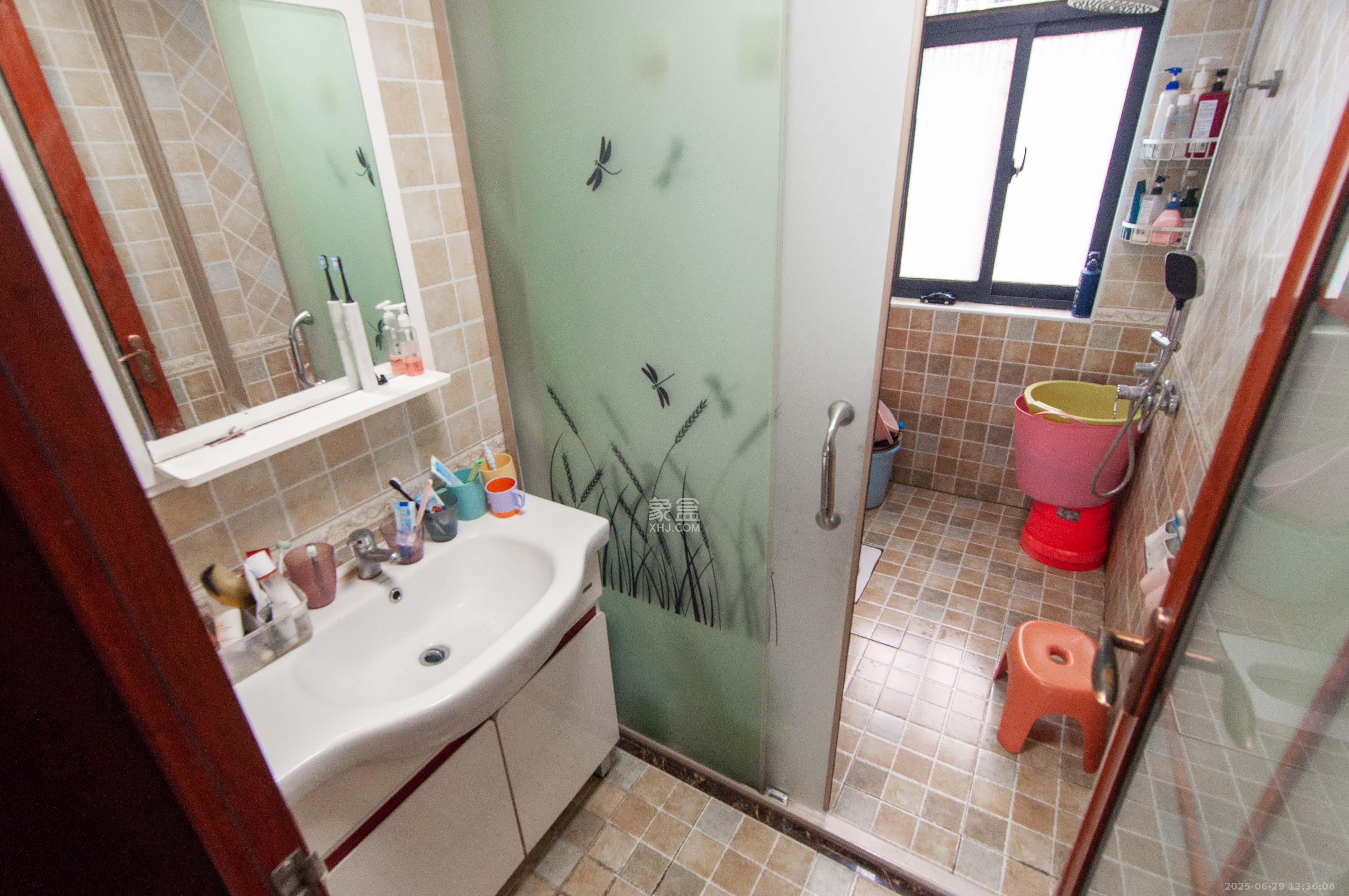 中央美郡 3室2厅2卫 155.0万 中央美郡 3室2厅2卫 155.0万卫生间