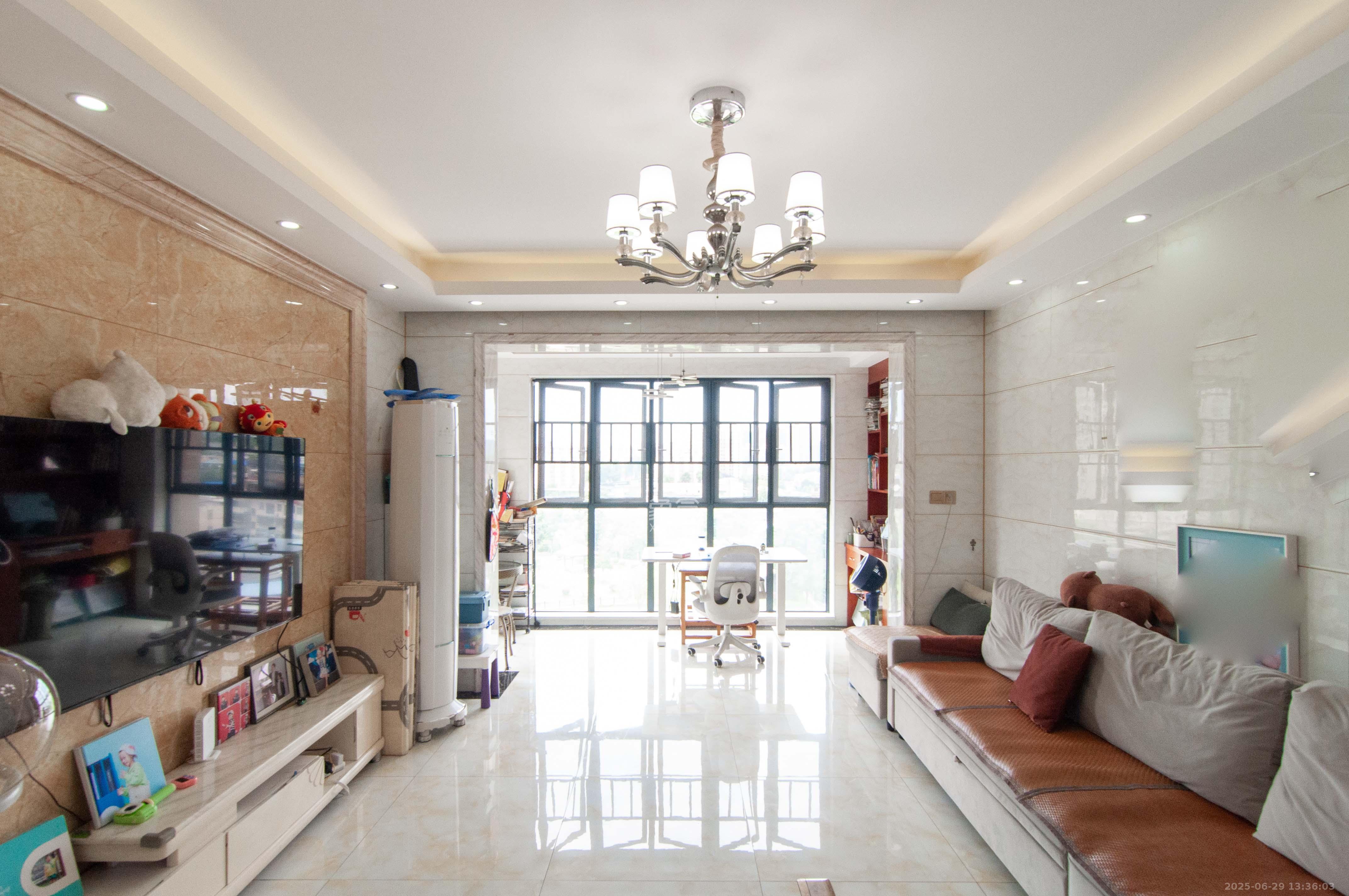 中央美郡 3室2厅2卫 155.0万 中央美郡 3室2厅2卫 155.0万客厅