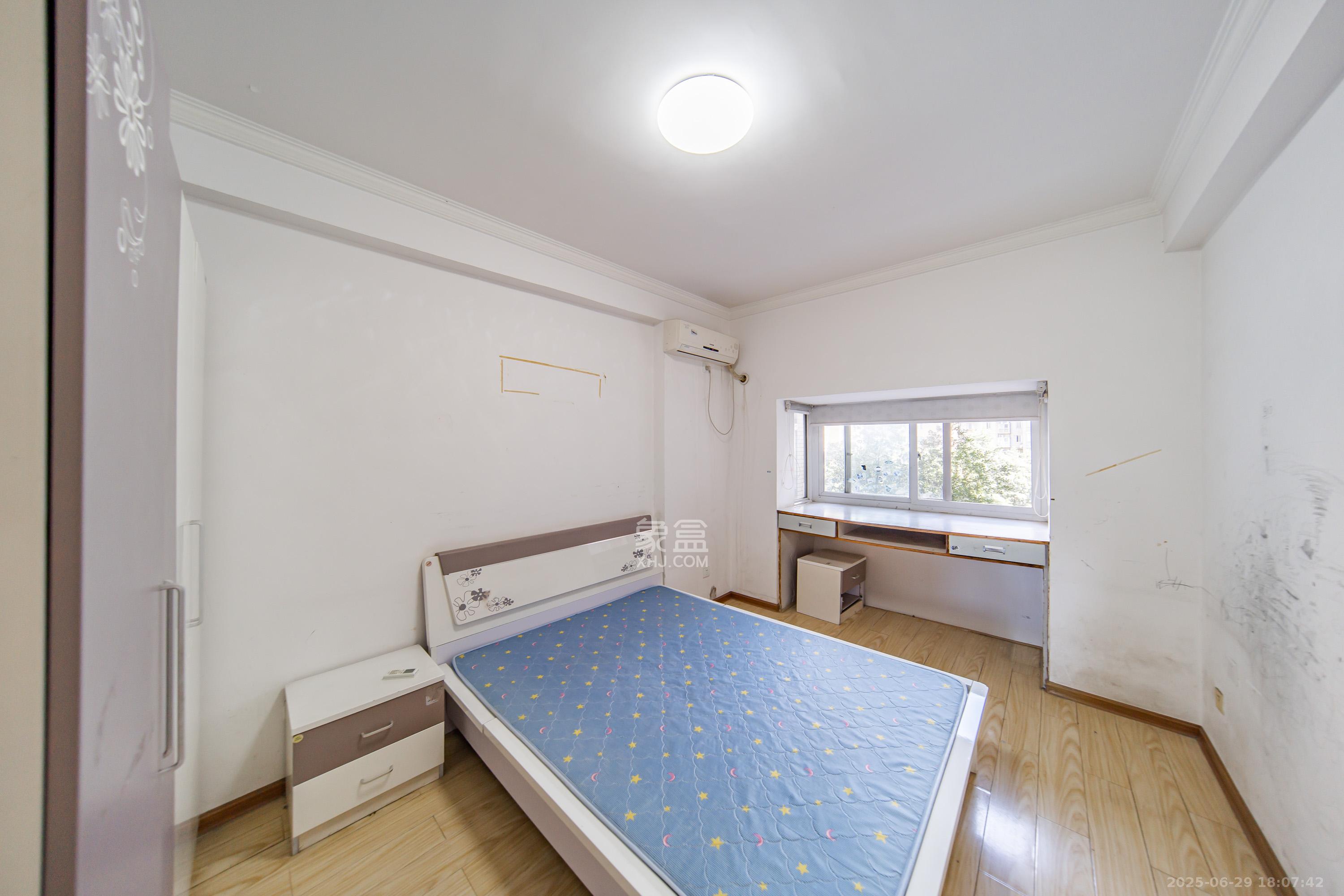 岳麓现代城 3室2厅2卫 190.0万 岳麓现代城 3室2厅2卫 190.0万卧室