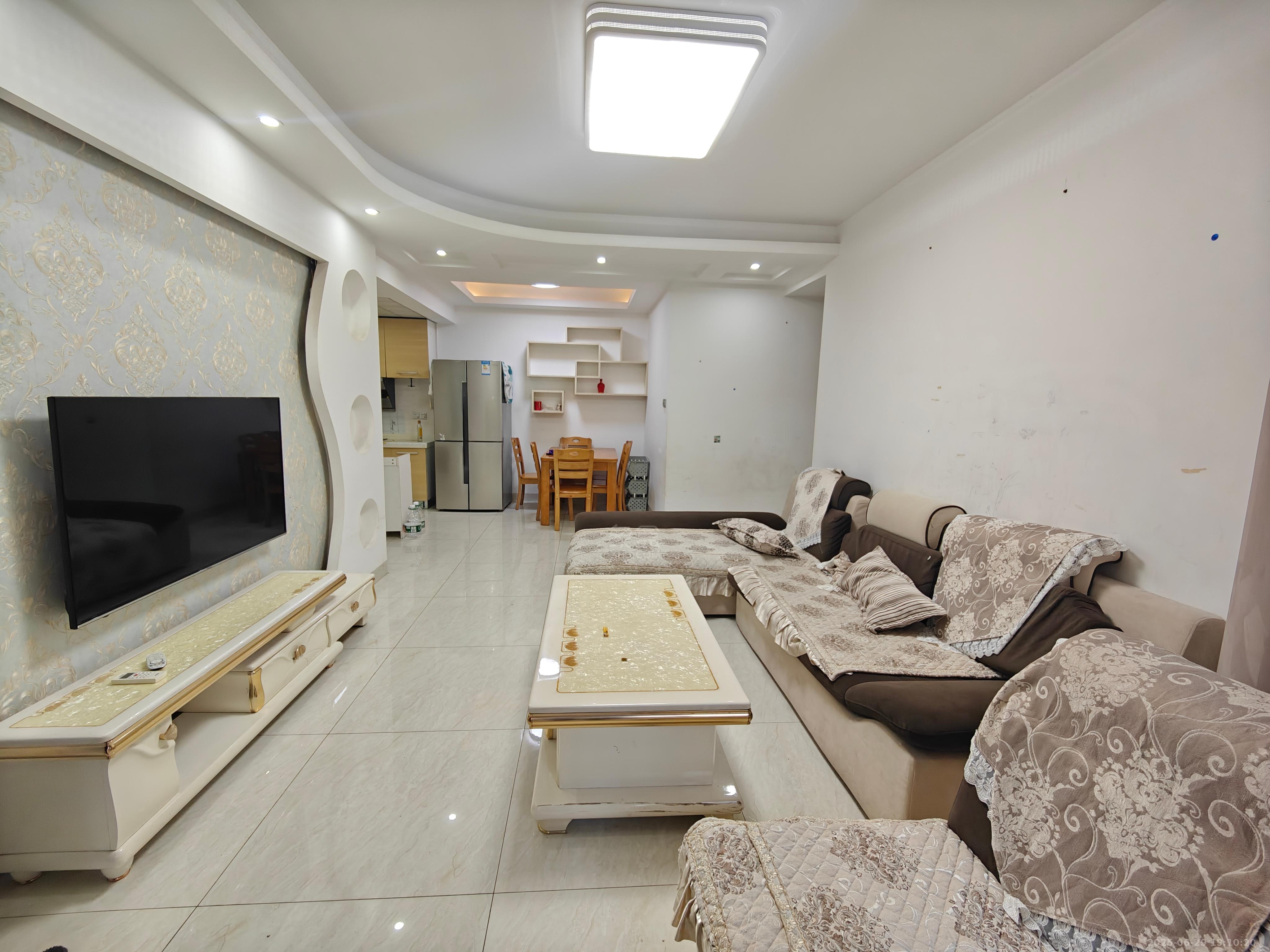 美的城三期  2室2厅1卫   1500.00元/月室内图