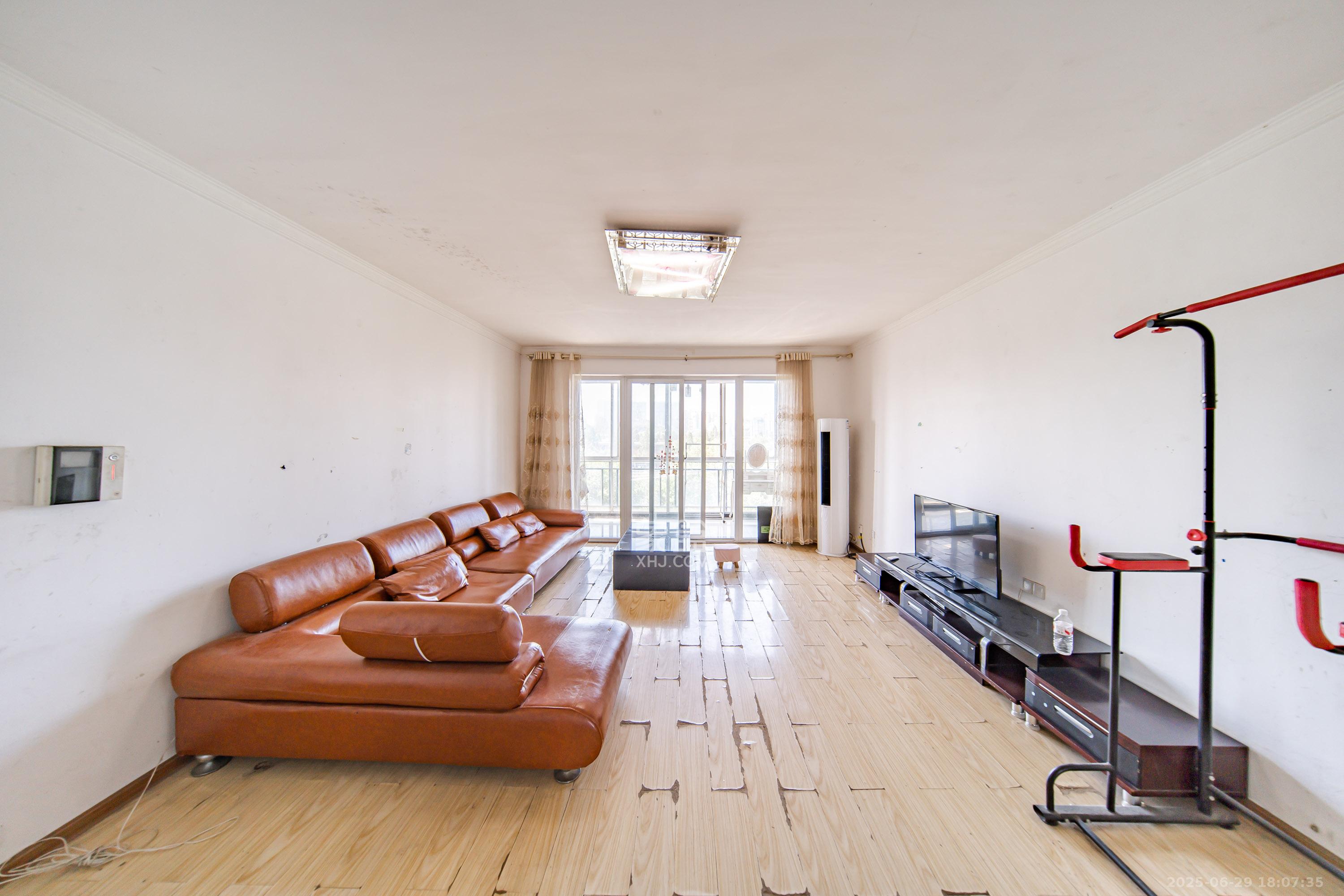 岳麓现代城 3室2厅2卫 190.0万 岳麓现代城 3室2厅2卫 190.0万客厅