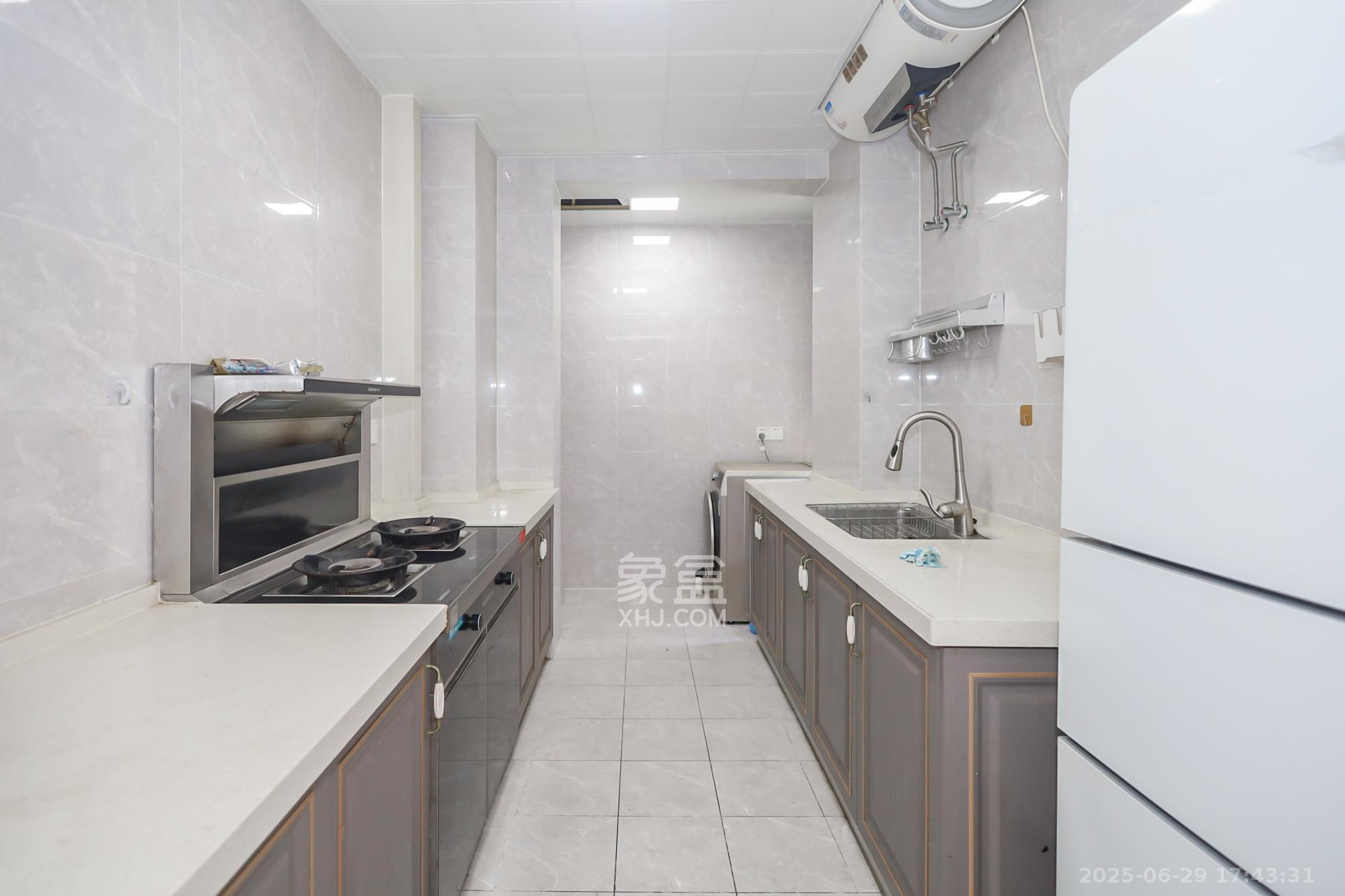 保利西海岸B区  3室2厅2卫    180.0万 保利西海岸B区  3室2厅2卫    180.0万厨房