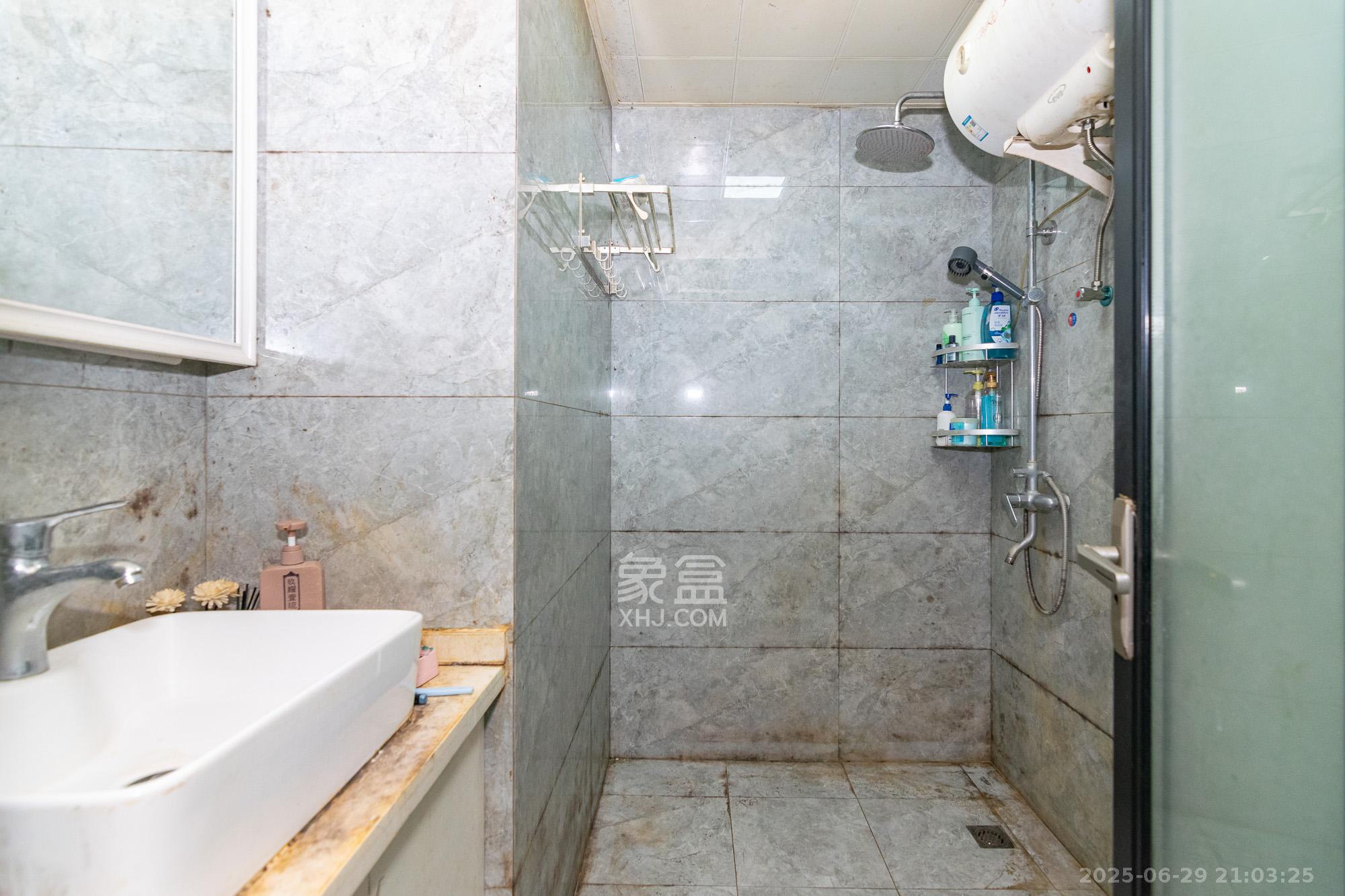 城市时光 1室1厅1卫 20.0万 城市时光 1室1厅1卫 20.0万卫生间