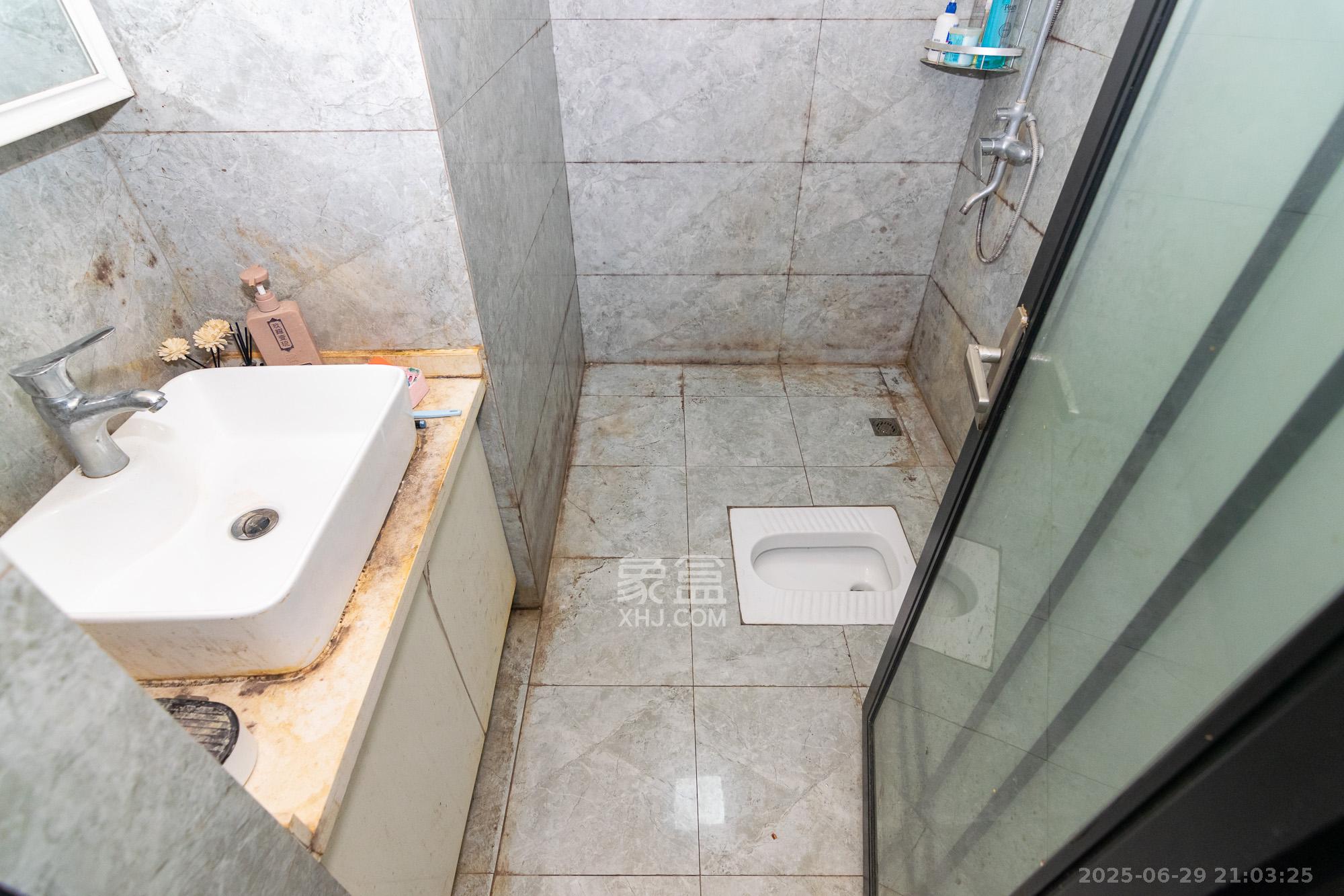 城市时光 1室1厅1卫 20.0万 城市时光 1室1厅1卫 20.0万卫生间