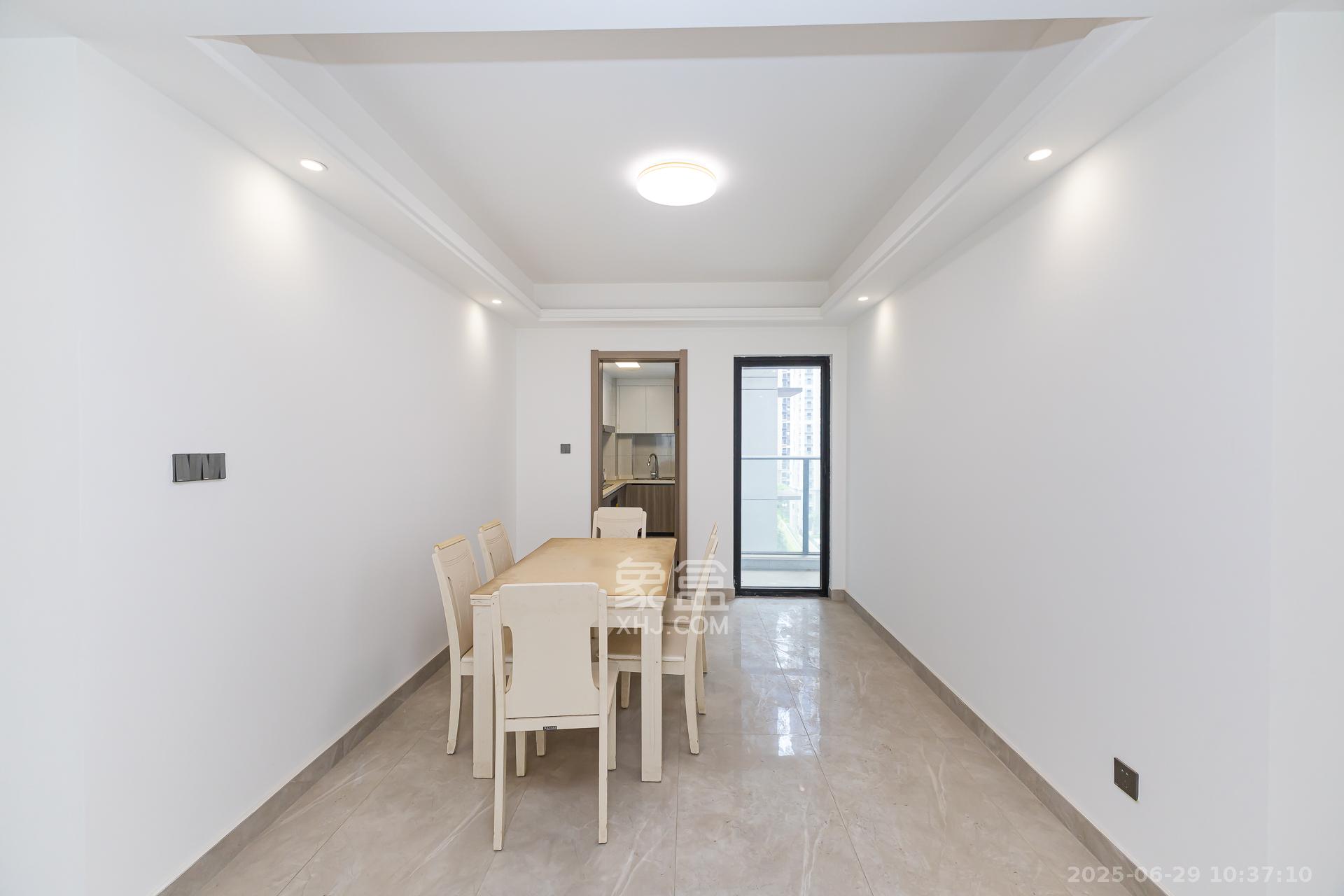 金富湘江悦城 4室2厅2卫 140.0万 金富湘江悦城 4室2厅2卫 140.0万客厅