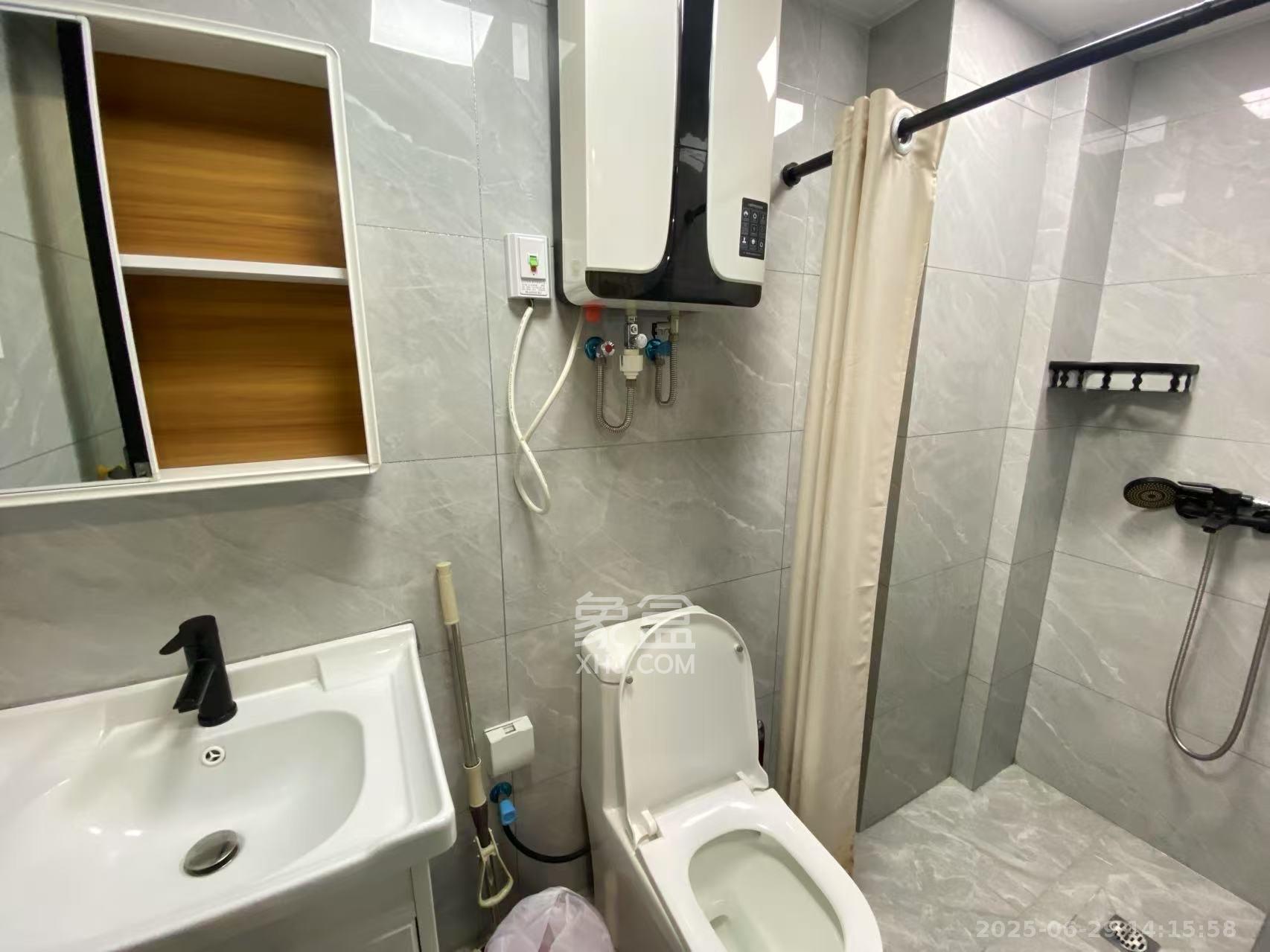 东盈商业广场(华泉城市广场)  1室1厅1卫    1800.0元/月 东盈商业广场(华泉城市广场)  1室1厅1卫    1800.0元/月室内图