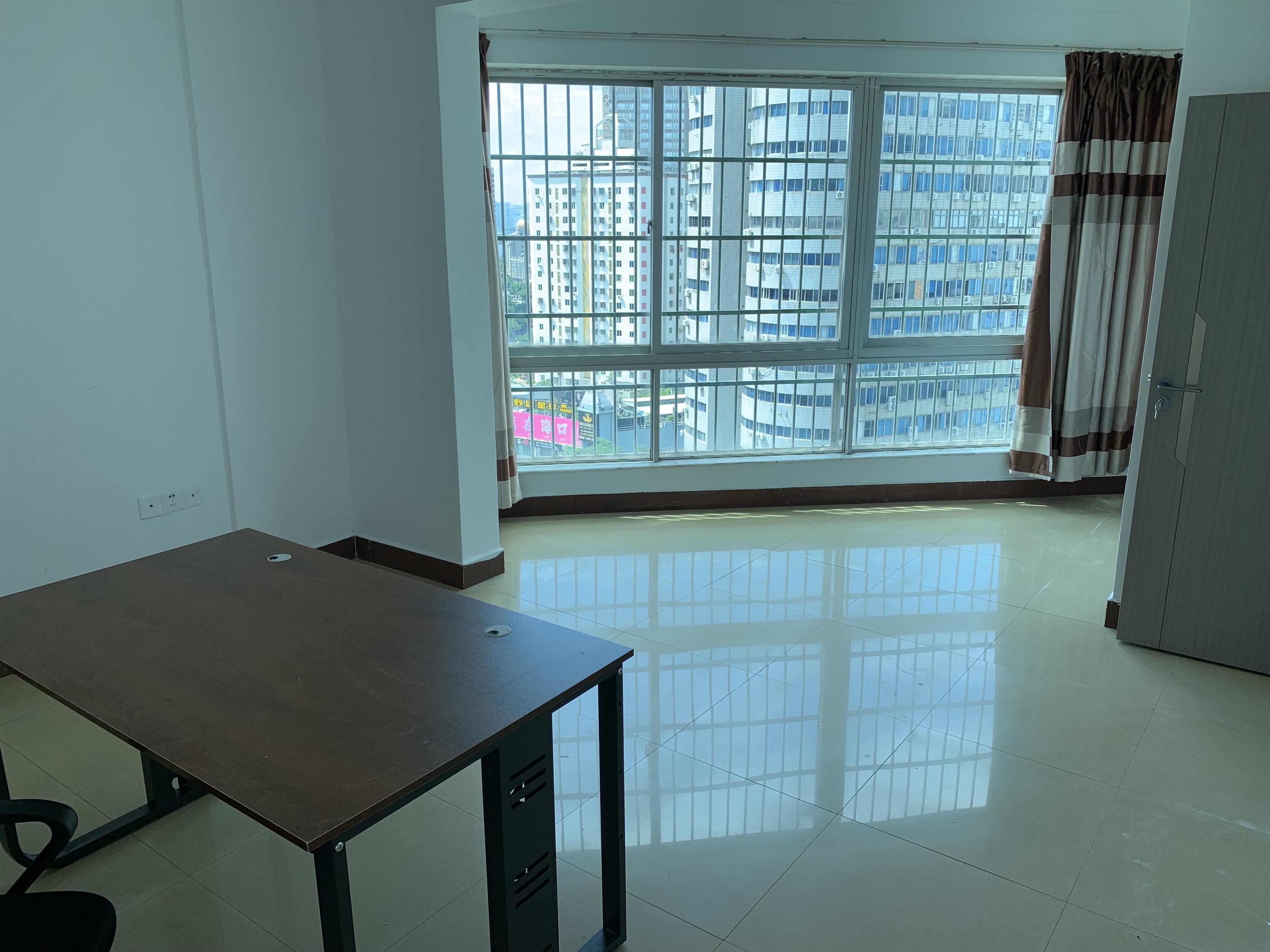 富豪大厦(富豪花园) 3室2厅1卫 2600.0元/月 富豪大厦(富豪花园) 3室2厅1卫 2600.0元/月室内图