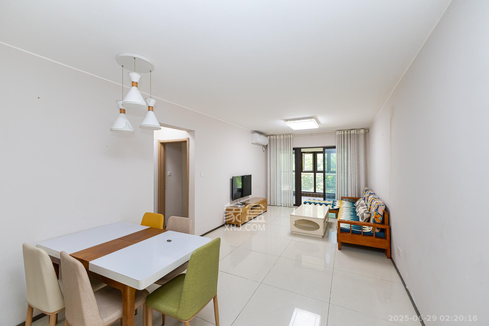 时代倾城二期  2室2厅1卫    64.5万 时代倾城二期  2室2厅1卫    64.5万客厅