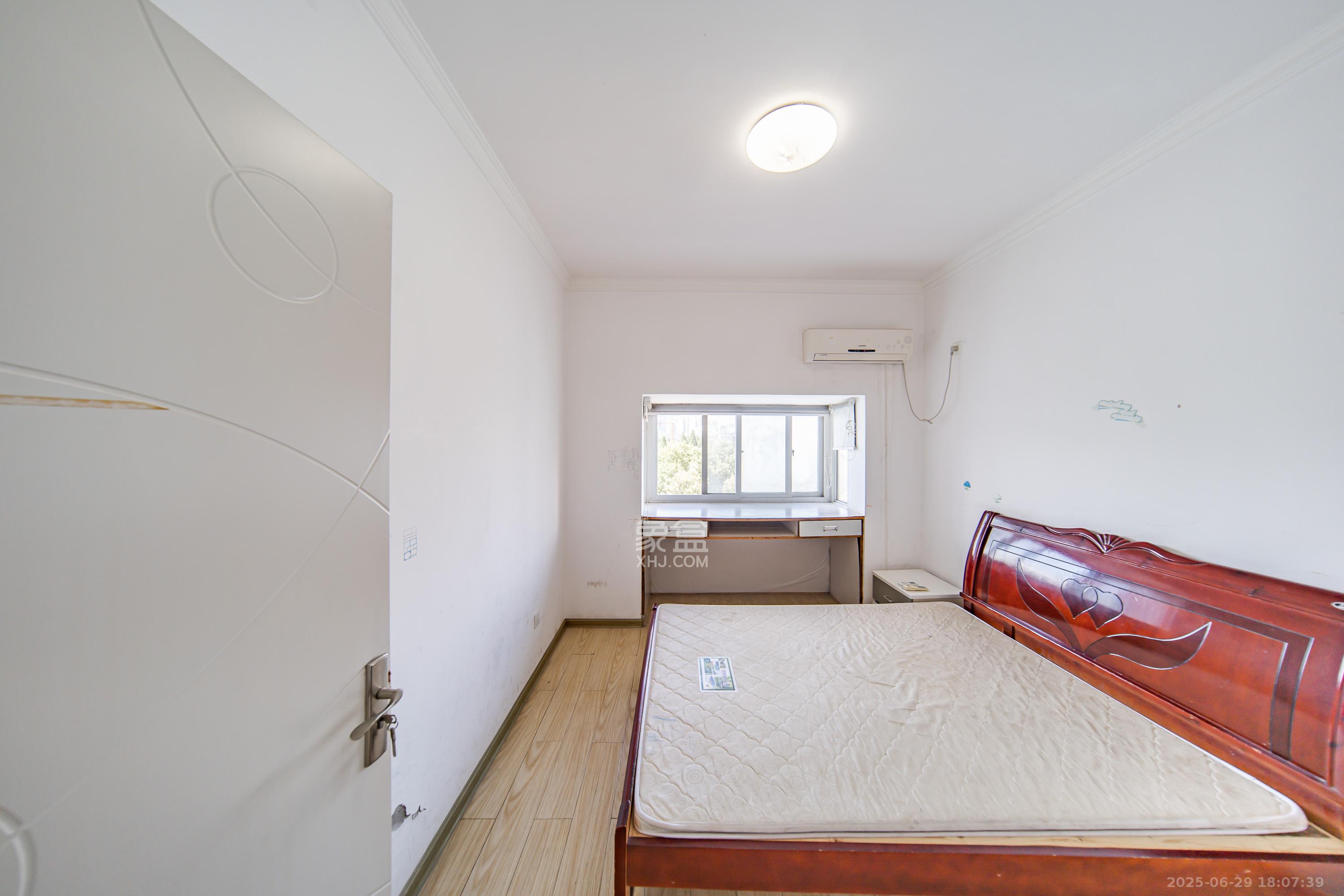 岳麓现代城 3室2厅2卫 190.0万 岳麓现代城 3室2厅2卫 190.0万卧室