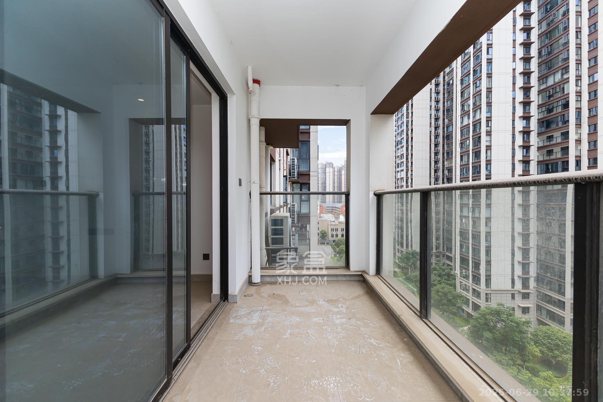 金富湘江悦城 4室2厅2卫 140.0万 金富湘江悦城 4室2厅2卫 140.0万阳台