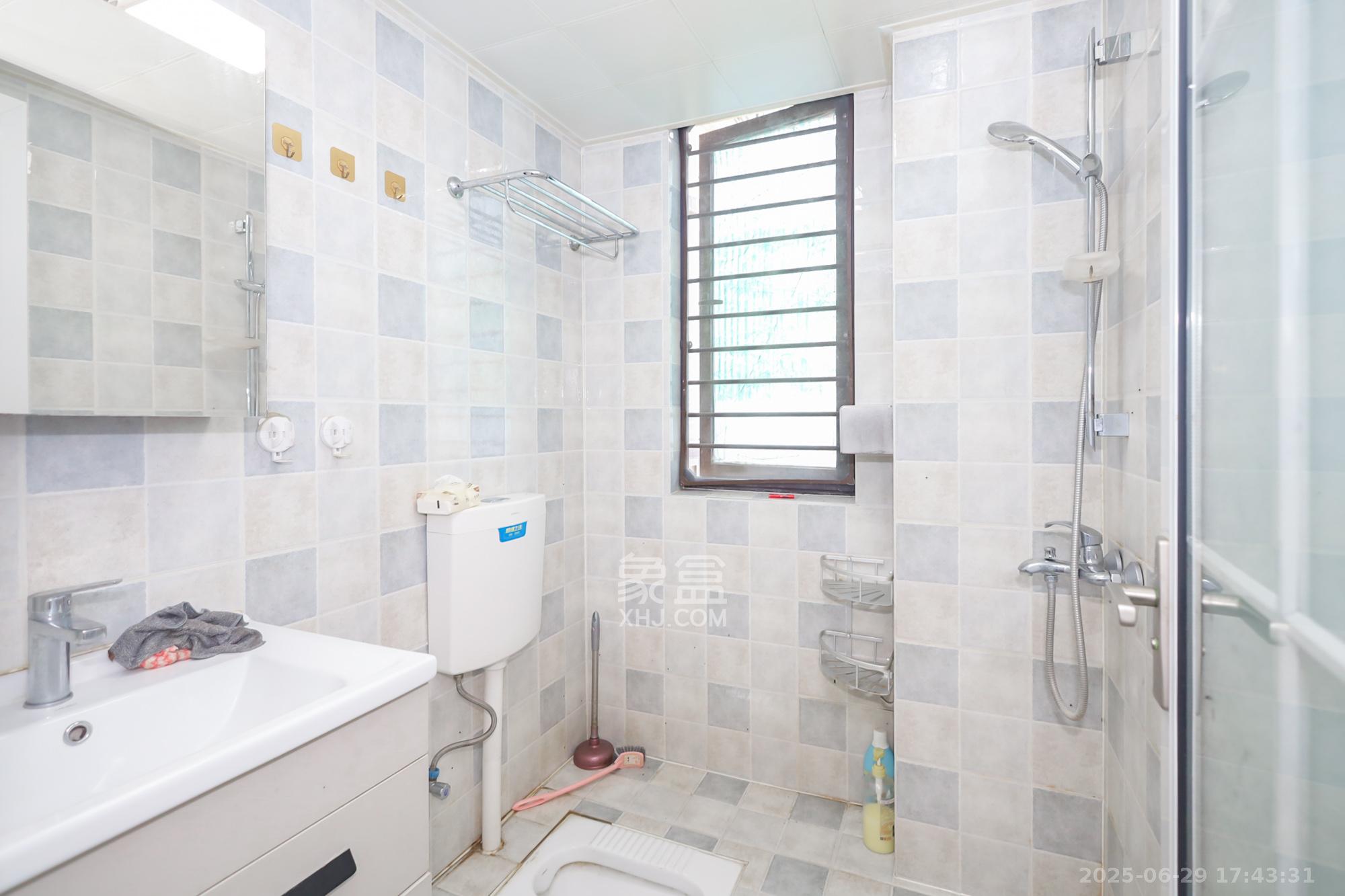 保利西海岸B区  3室2厅2卫    180.0万 保利西海岸B区  3室2厅2卫    180.0万卫生间