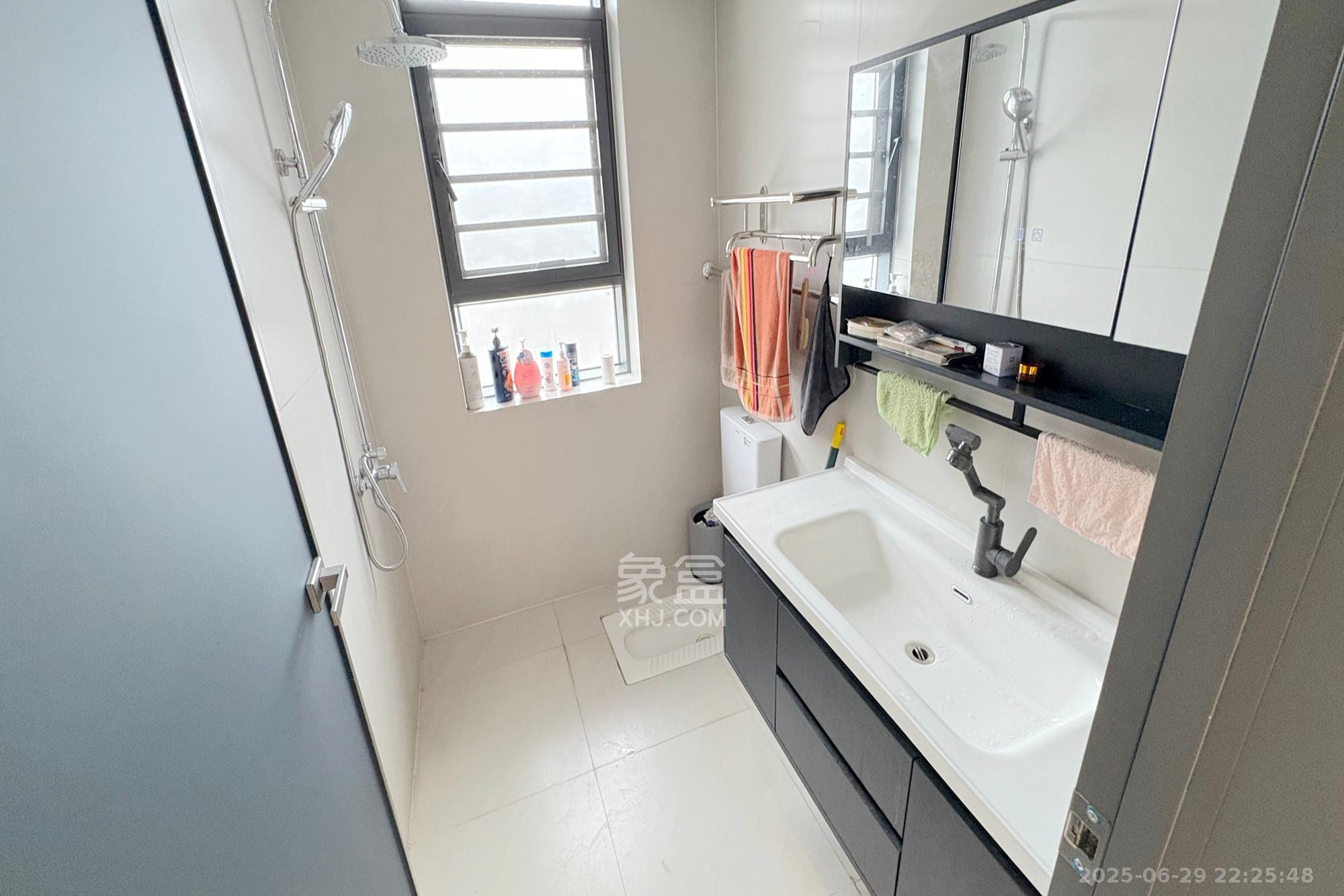 三角花园星城  3室2厅2卫    238.0万卫生间