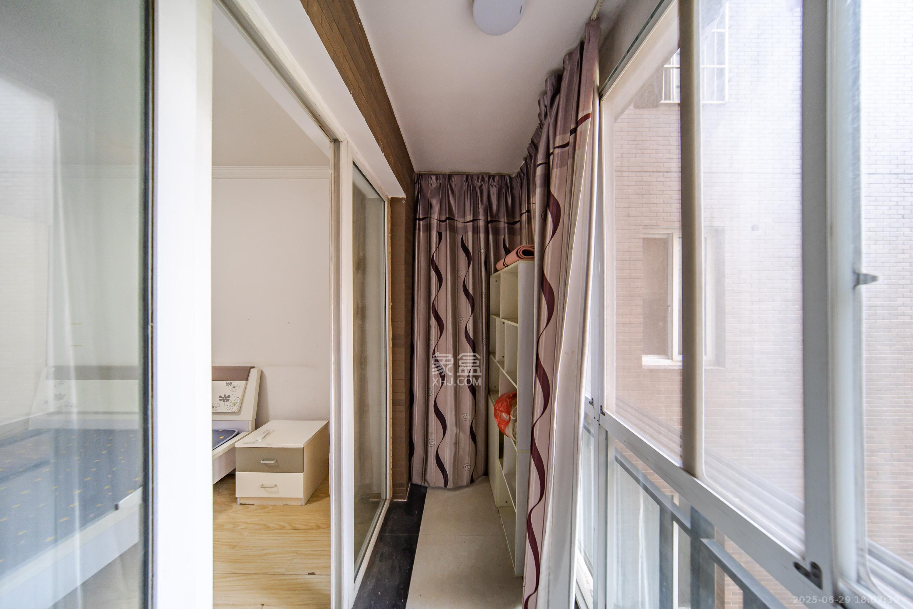 岳麓现代城 3室2厅2卫 190.0万 岳麓现代城 3室2厅2卫 190.0万阳台