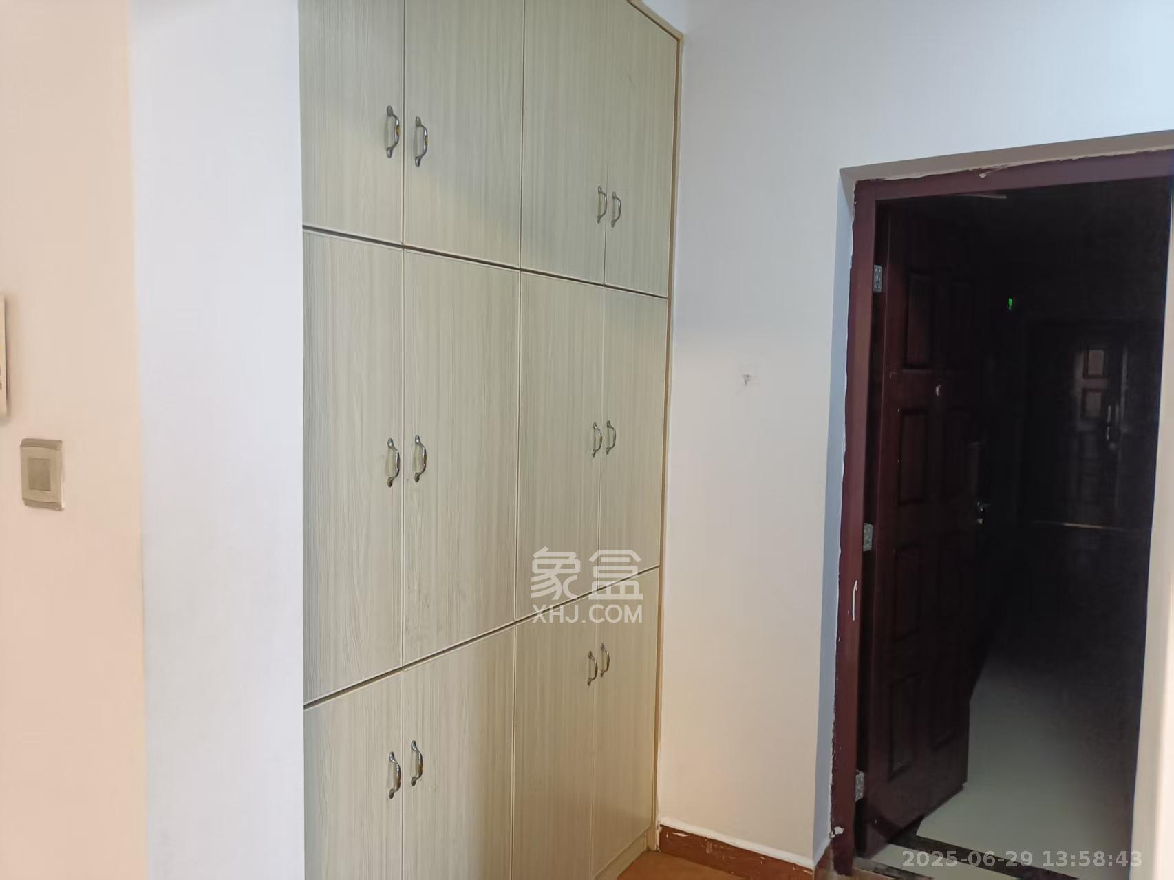 水岸世景  3室2厅2卫   2400.00元/月室内图
