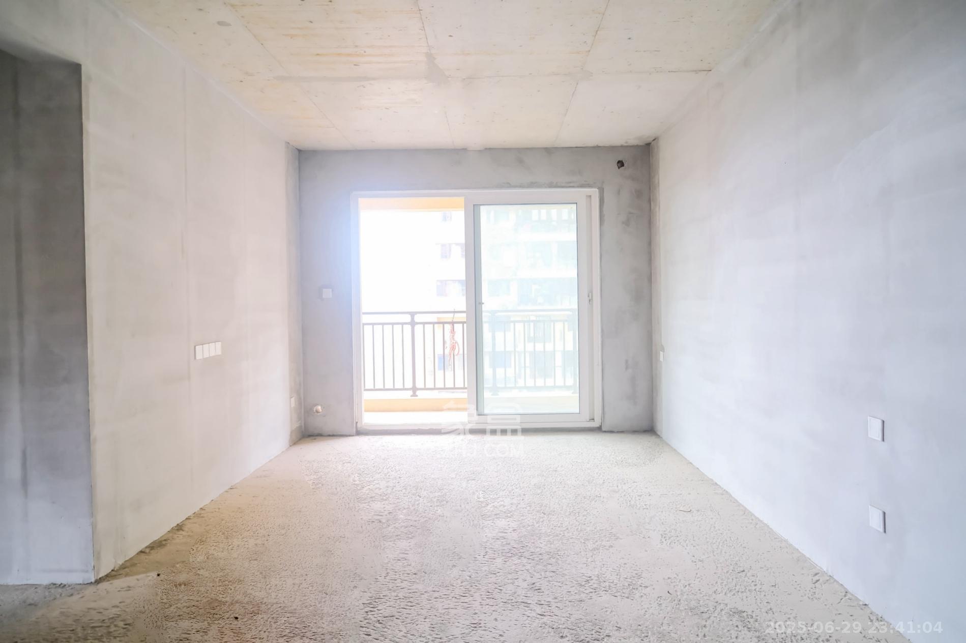 保利香槟国际  3室2厅1卫    70.0万 保利香槟国际  3室2厅1卫    70.0万客厅