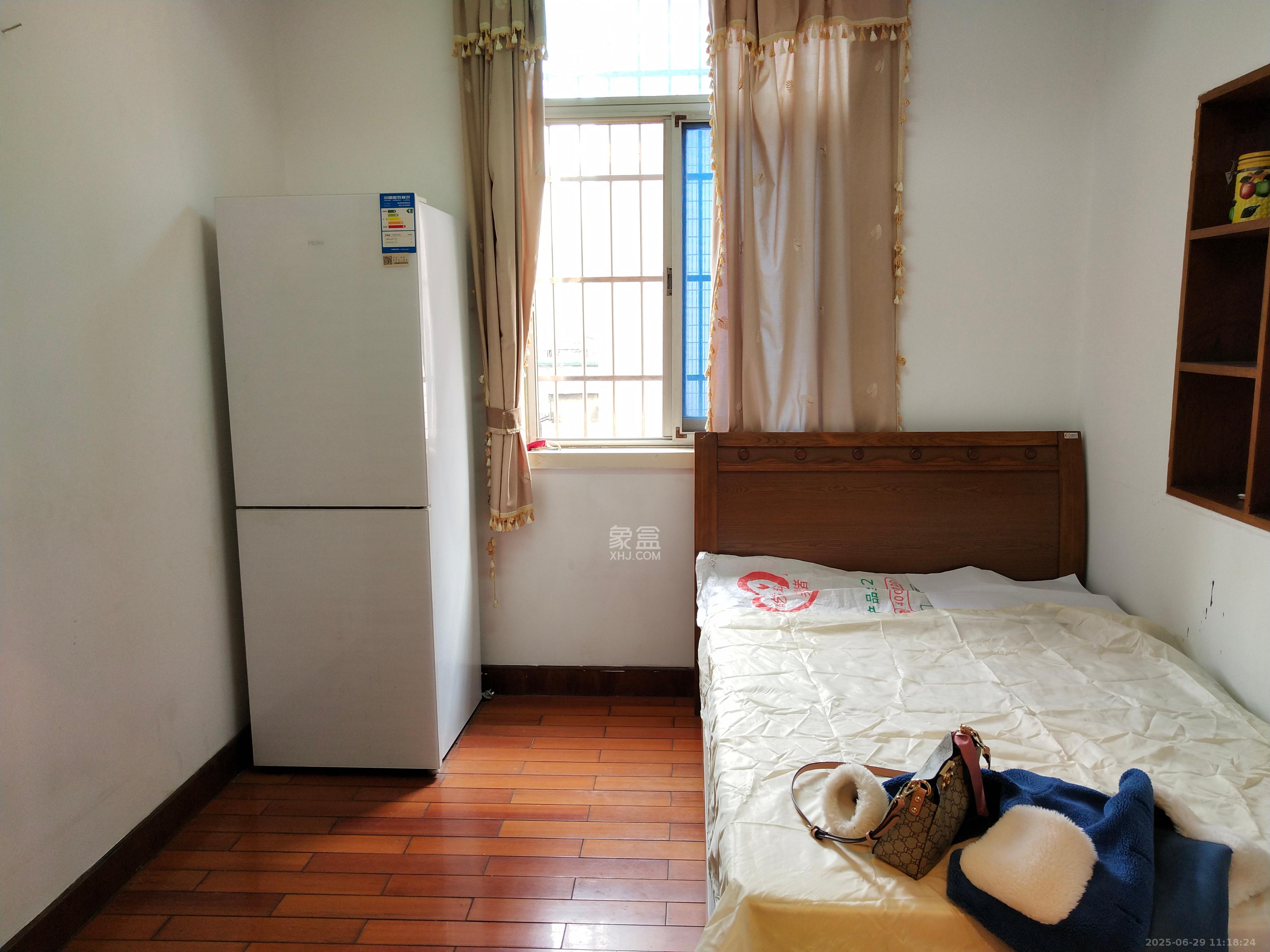 长岭水电八局宿舍 3室2厅1卫 2000.0元/月 长岭水电八局宿舍 3室2厅1卫 2000.0元/月室内图