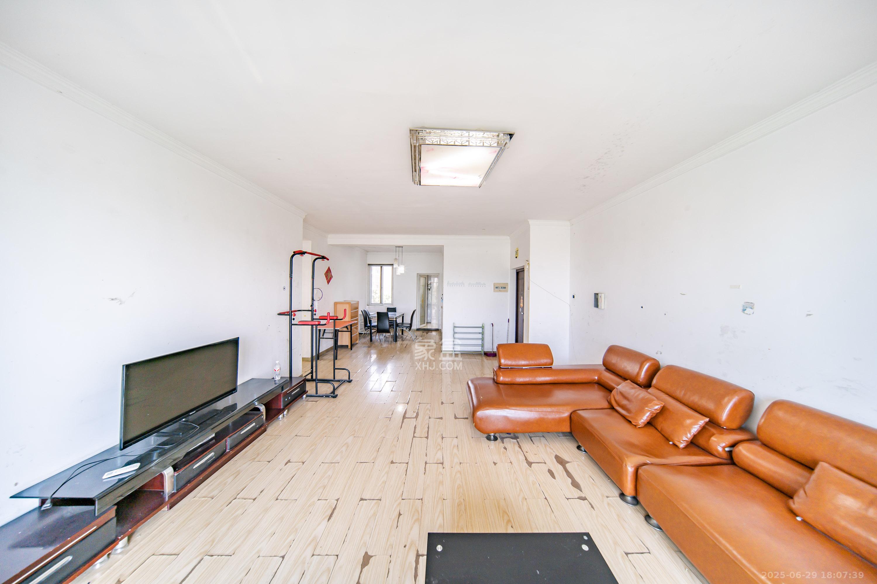 岳麓现代城 3室2厅2卫 190.0万 岳麓现代城 3室2厅2卫 190.0万客厅