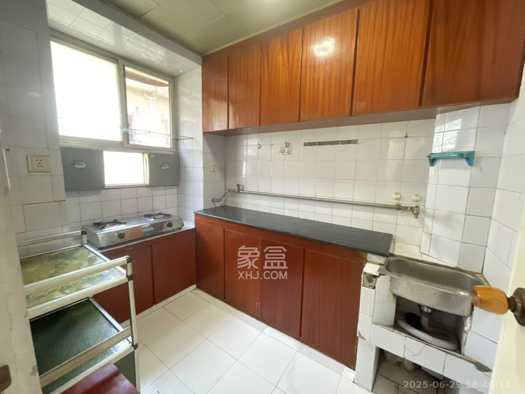 长监宿舍  2室1厅1卫    1400.0元/月 长监宿舍  2室1厅1卫    1400.0元/月室内图