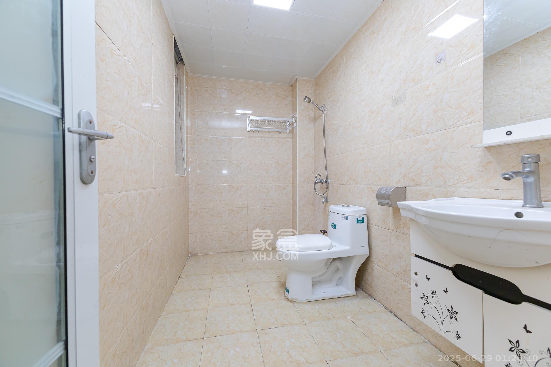 星月绿洲 4室2厅2卫 87.0万 星月绿洲 4室2厅2卫 87.0万卫生间