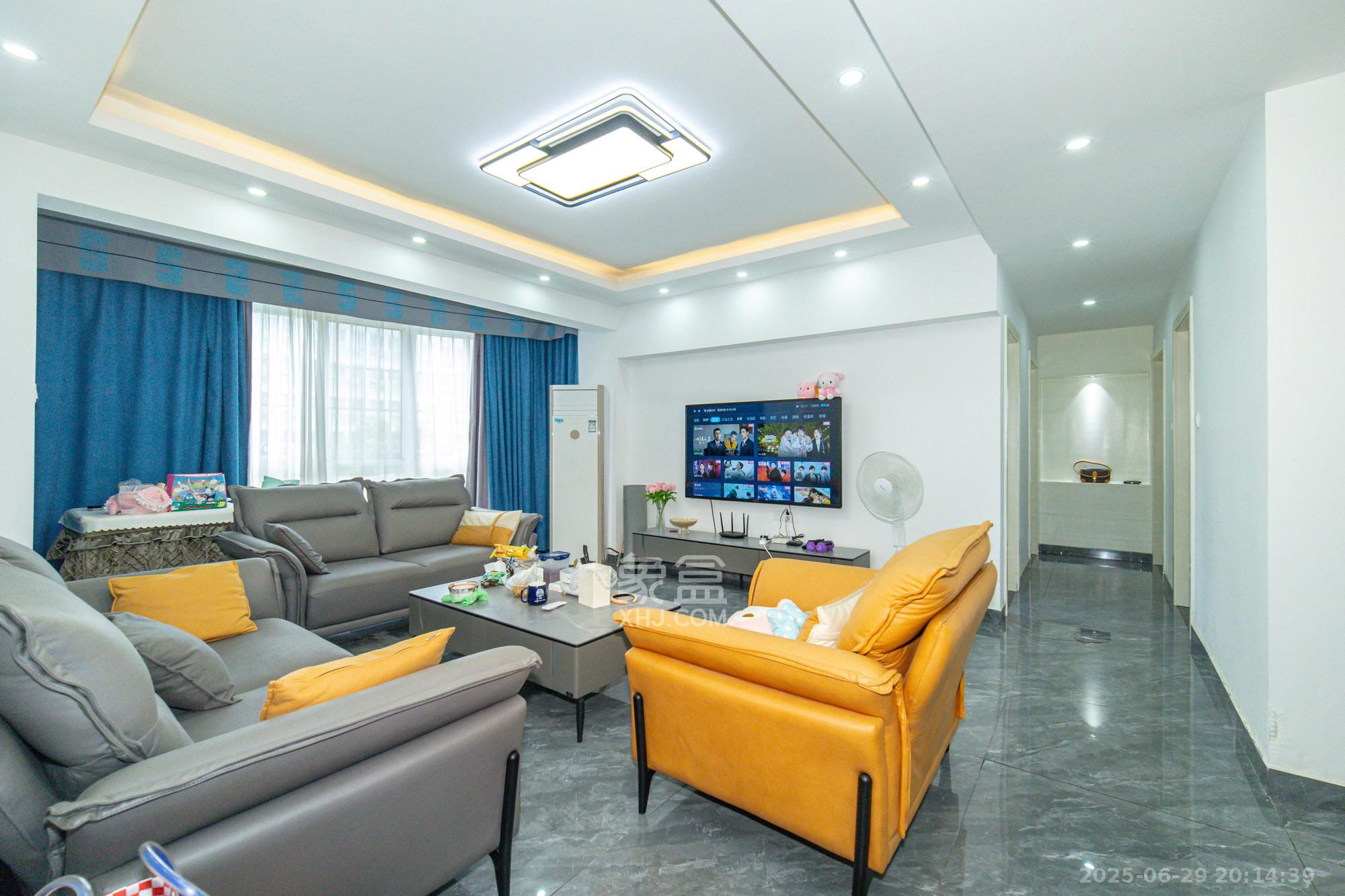 高林金三华邸  3室2厅2卫    65.0万 高林金三华邸  3室2厅2卫    65.0万客厅