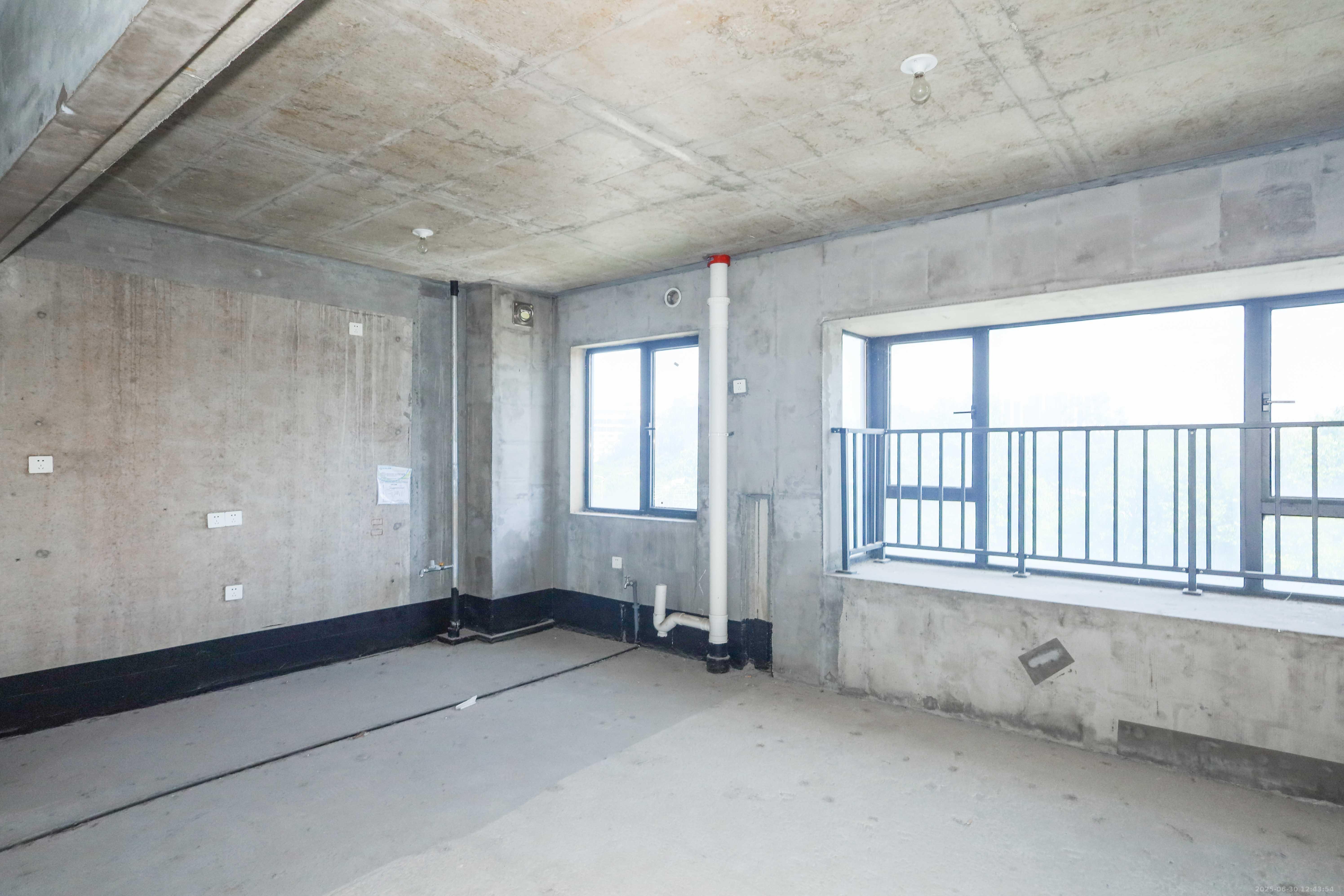 好莱城(弘德西街)  4室2厅2卫    108.0万 好莱城(弘德西街)  4室2厅2卫    108.0万客厅