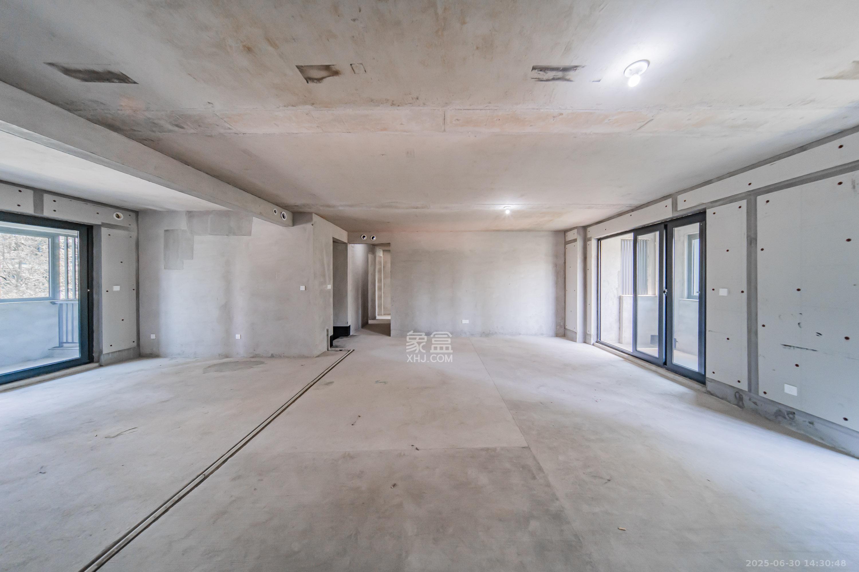 中建钰山湖  4室2厅3卫   355.00万客厅