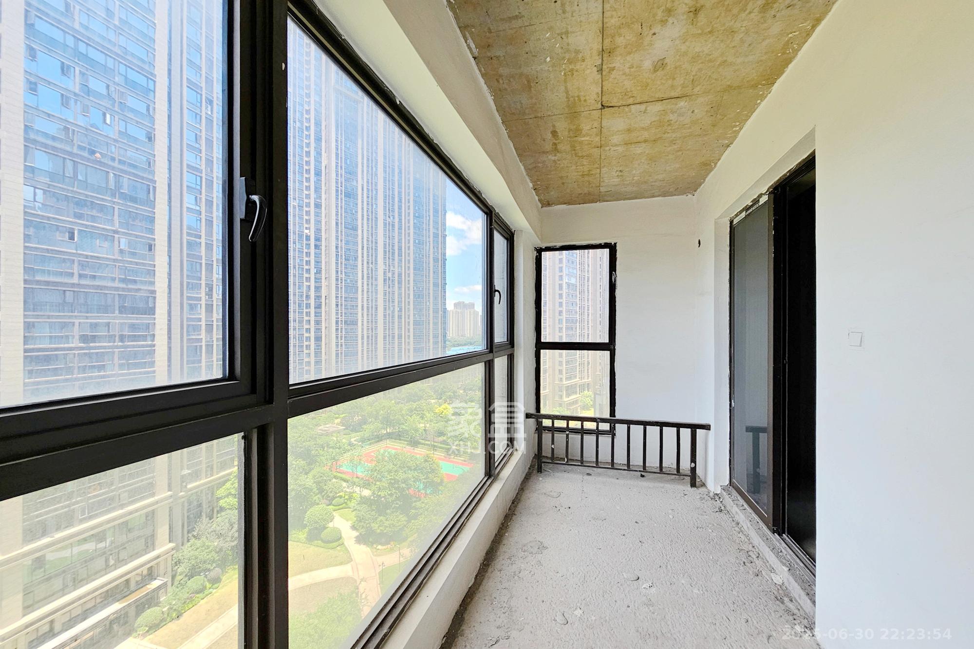 明昇壹城(明昇时代广场)二期 4室2厅3卫 210.0万 明昇壹城(明昇时代广场)二期 4室2厅3卫 210.0万阳台